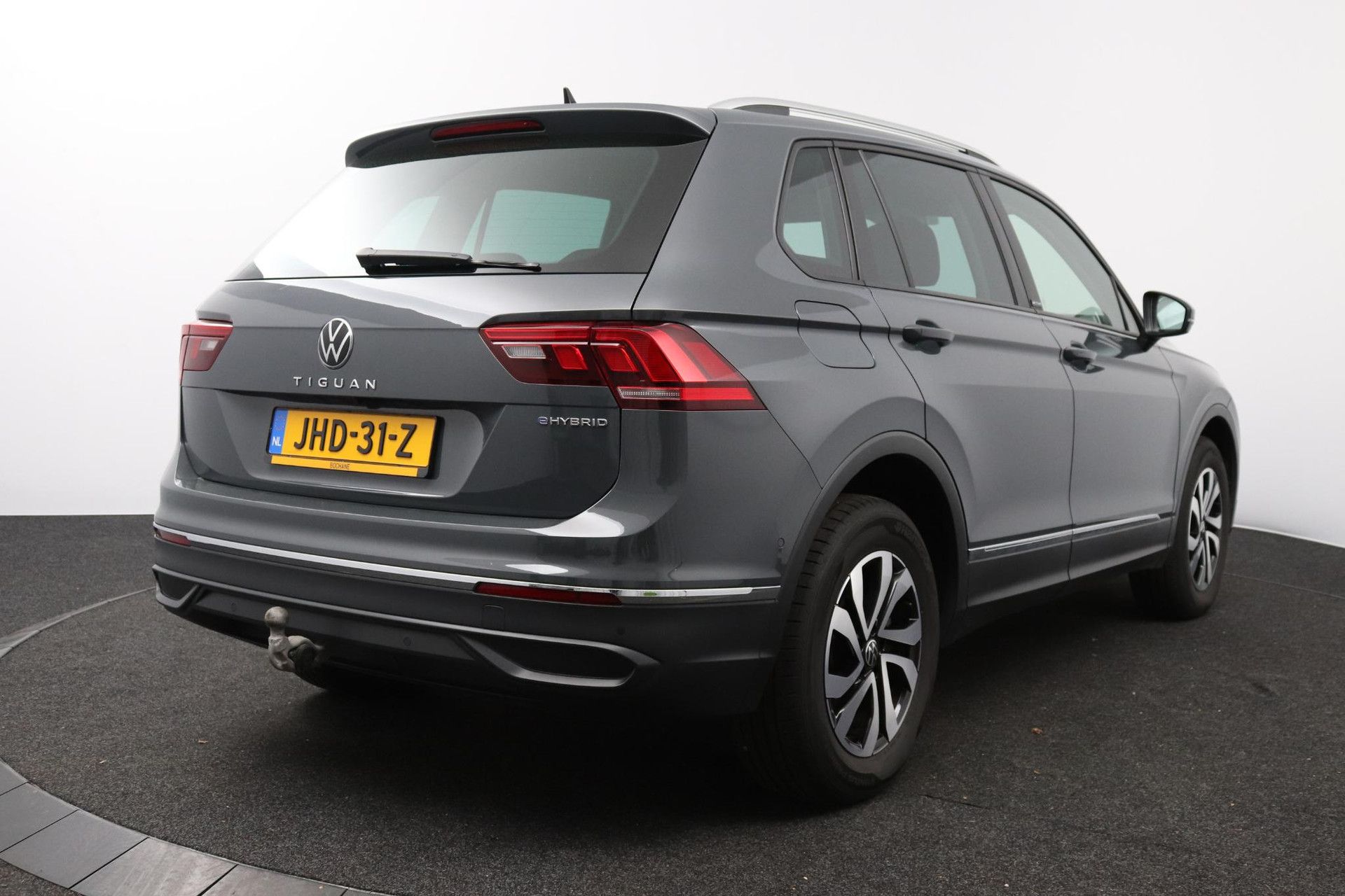 Volkswagen Tiguan met kenteken JHD-31-Z – achteraanzicht