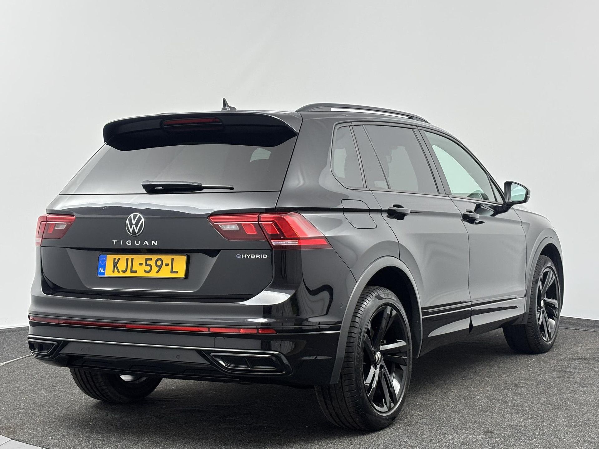 Volkswagen Tiguan met kenteken KJL-59-L – achteraanzicht
