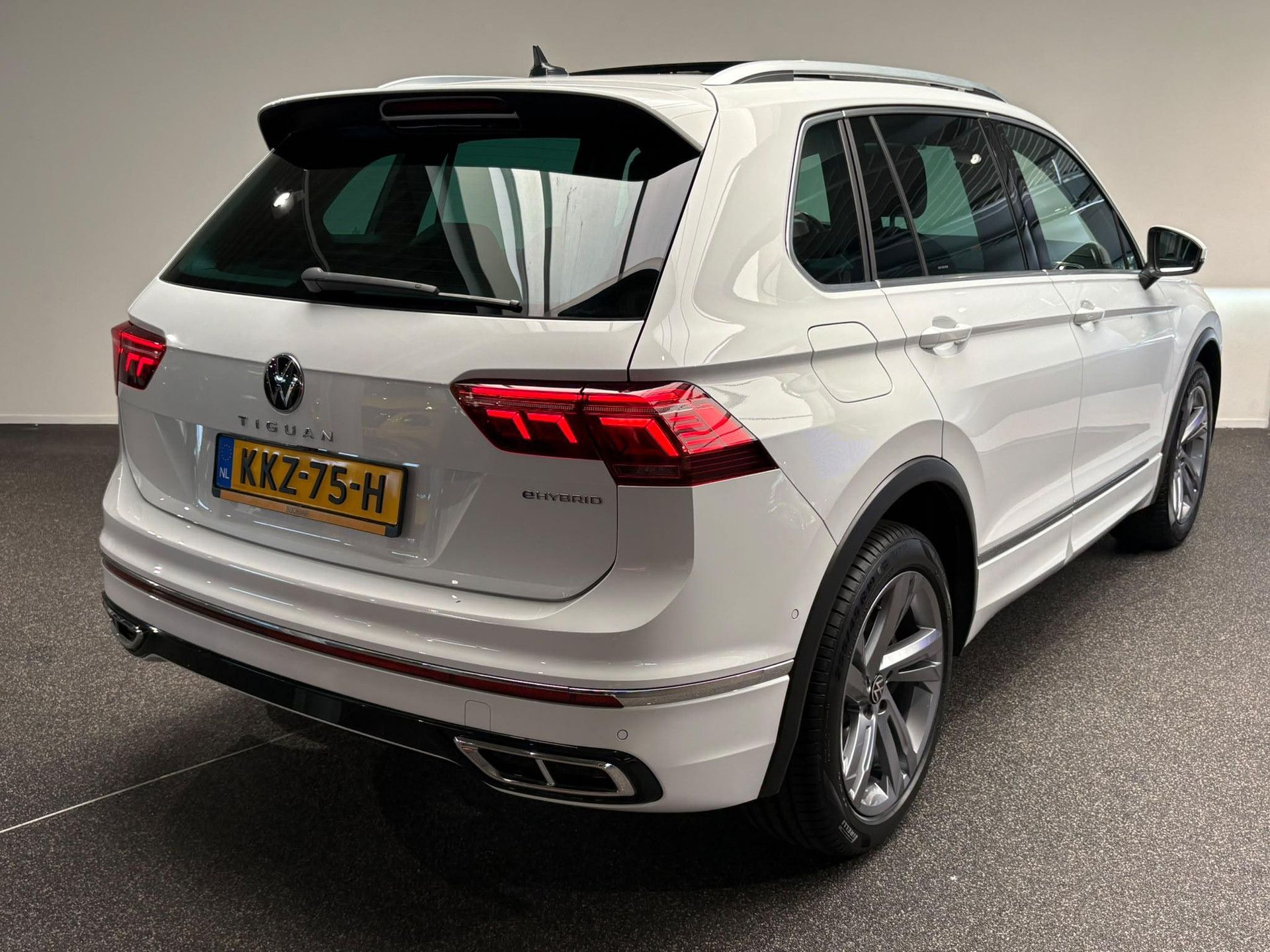Volkswagen Tiguan met kenteken KKZ-75-H – achteraanzicht