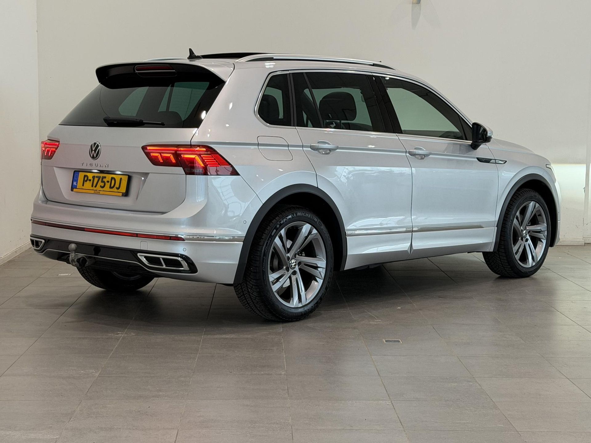 Volkswagen Tiguan met kenteken P-175-DJ – achteraanzicht