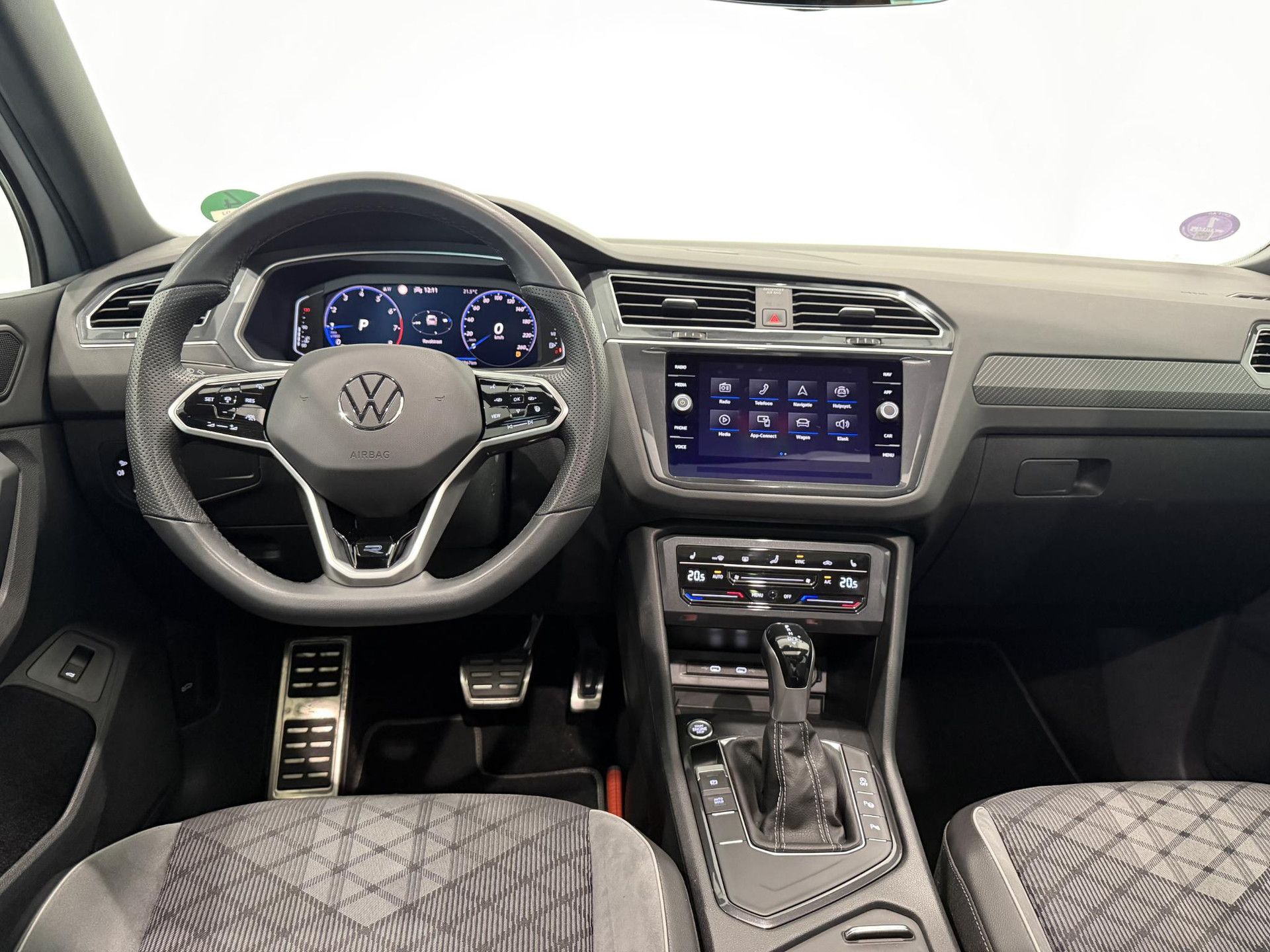 Volkswagen Tiguan met kenteken P-175-DJ – interieur