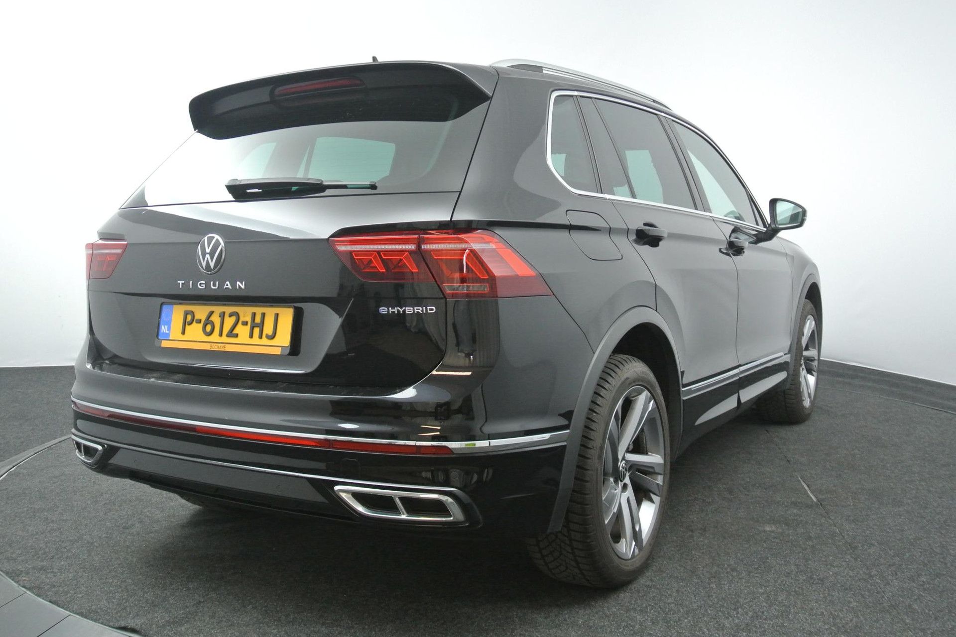 Volkswagen Tiguan met kenteken P-612-HJ – achteraanzicht