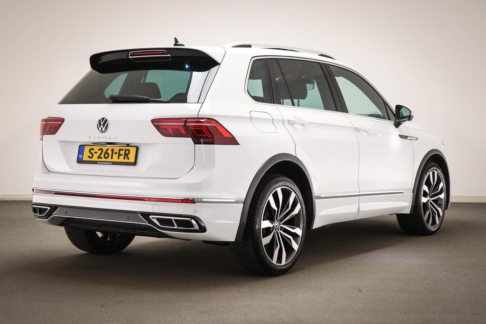 Volkswagen Tiguan met kenteken S-261-FR – achteraanzicht