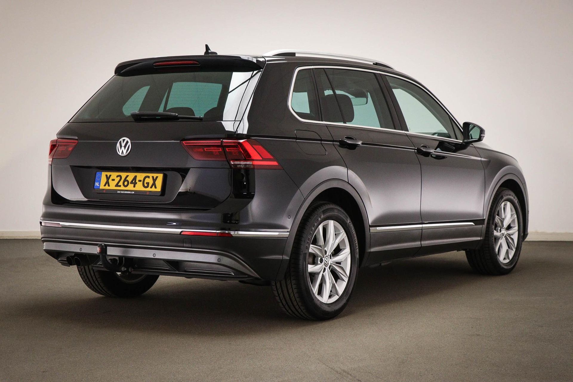 Volkswagen Tiguan met kenteken X-264-GX – achteraanzicht