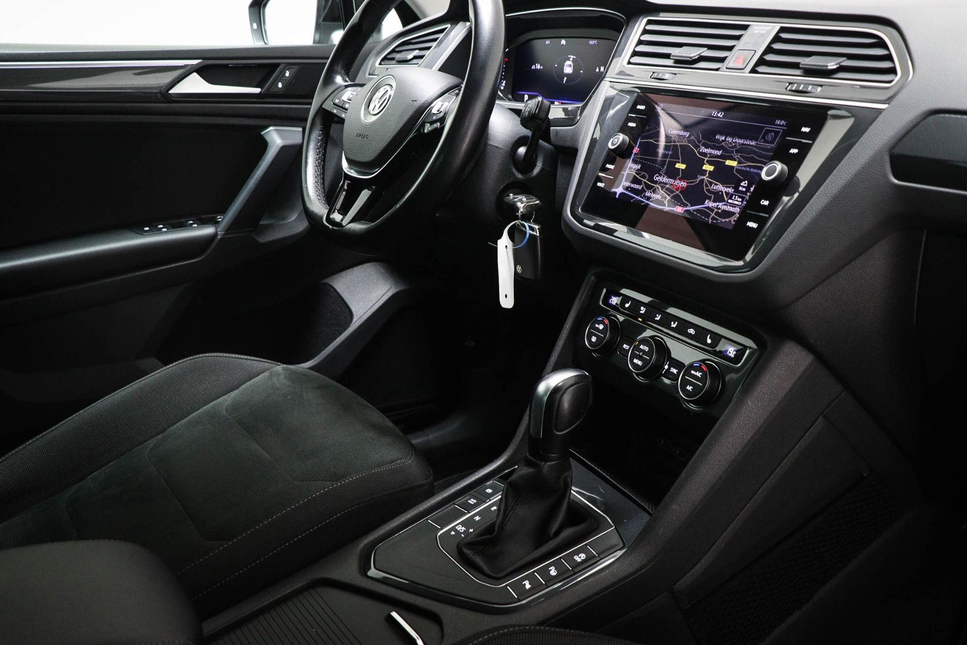 Volkswagen Tiguan met kenteken X-264-GX – interieur