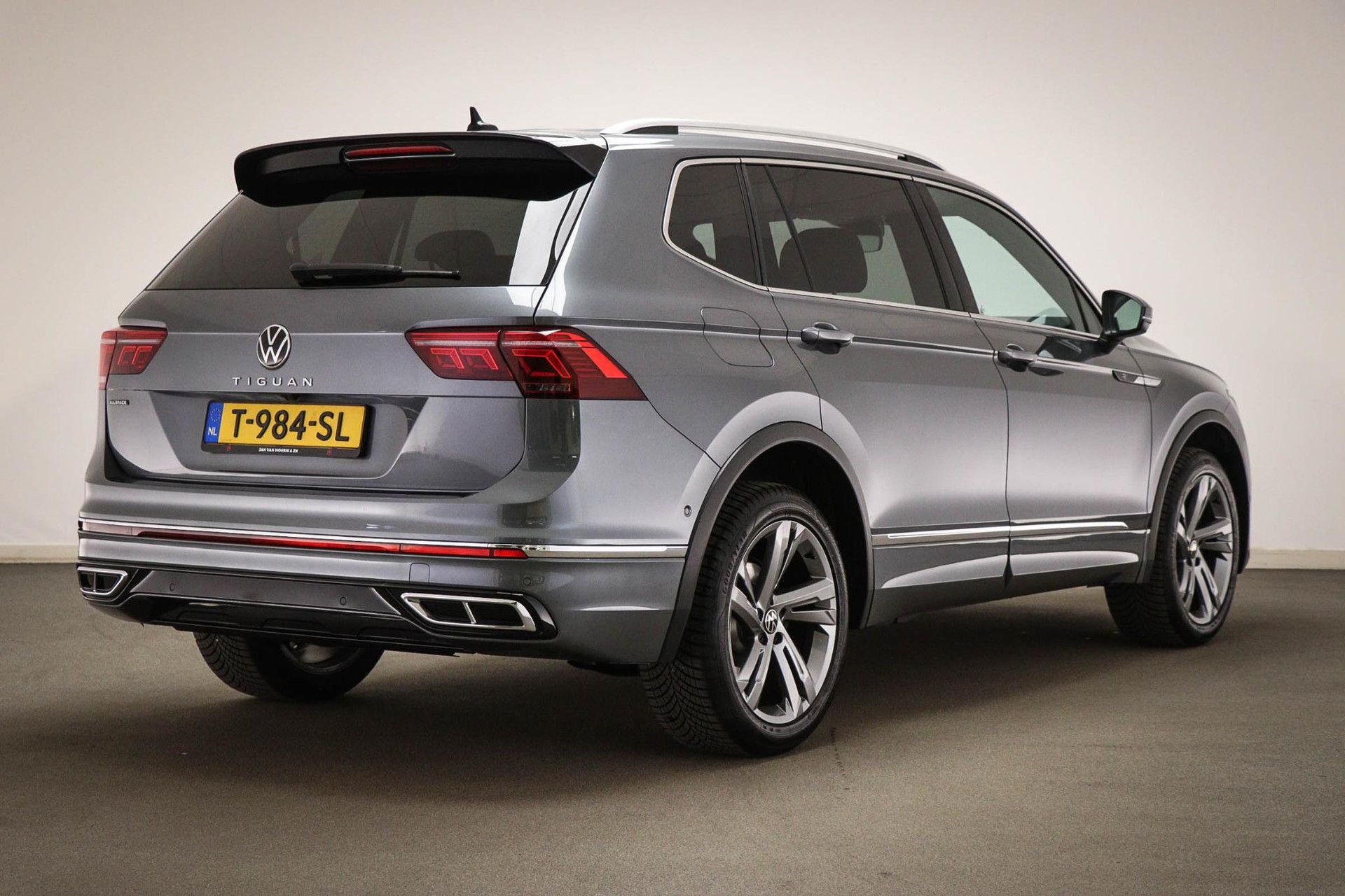 Volkswagen TiguanAllspace met kenteken T-984-SL – achteraanzicht