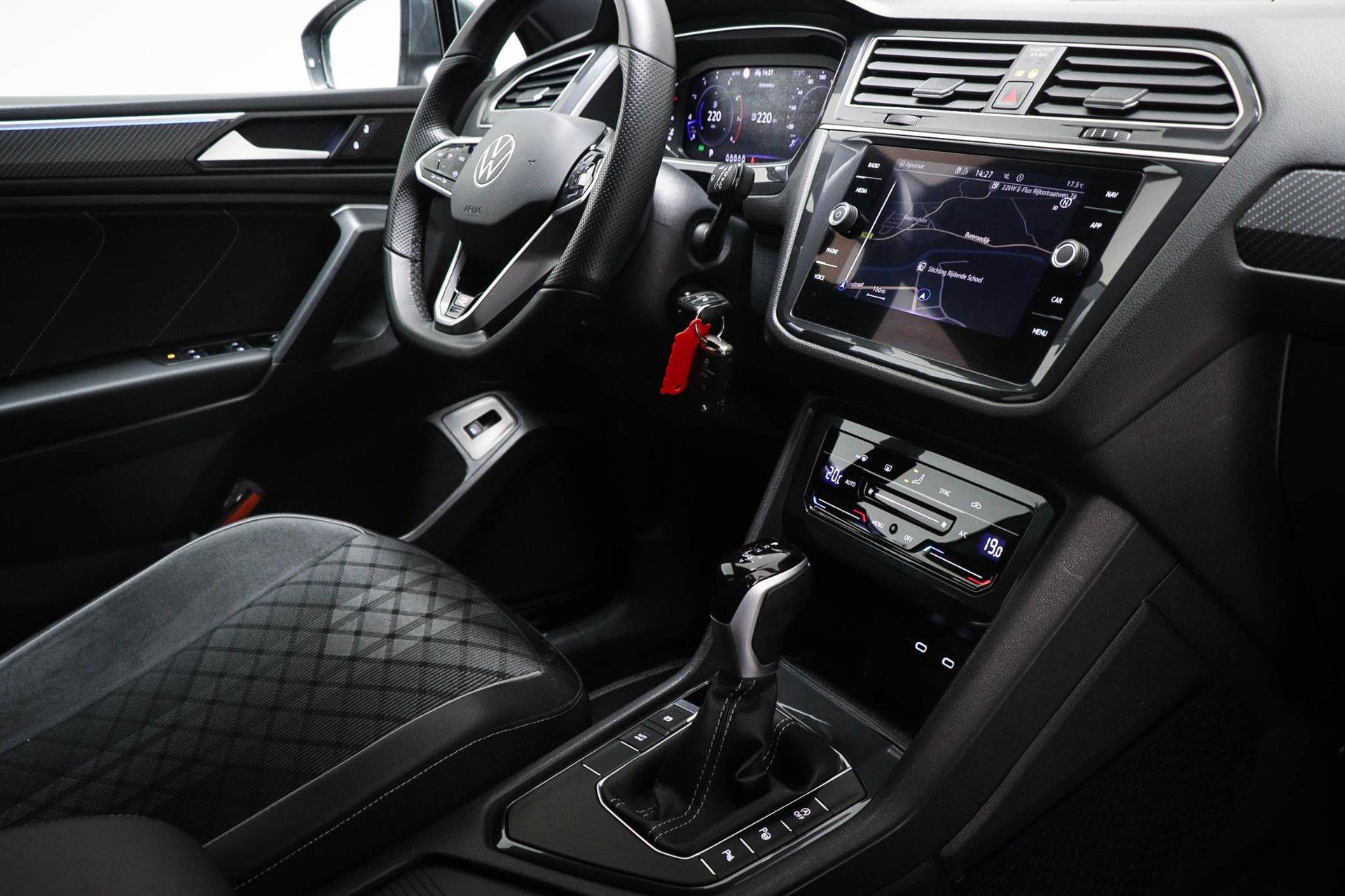 Volkswagen TiguanAllspace met kenteken T-984-SL – interieur