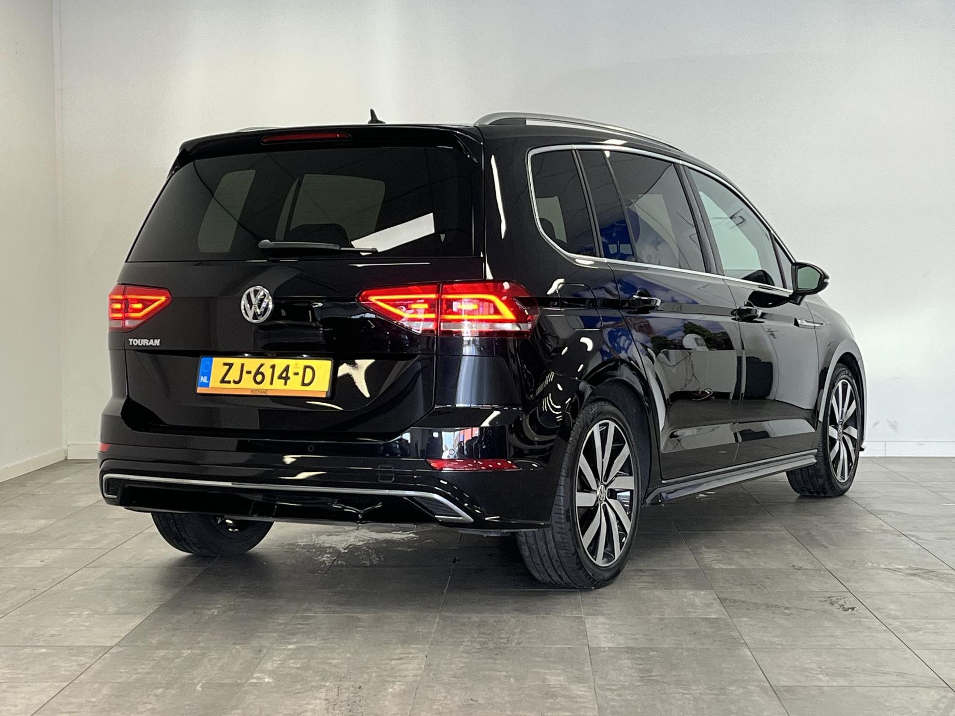 Volkswagen Touran met kenteken ZJ-614-D – achteraanzicht