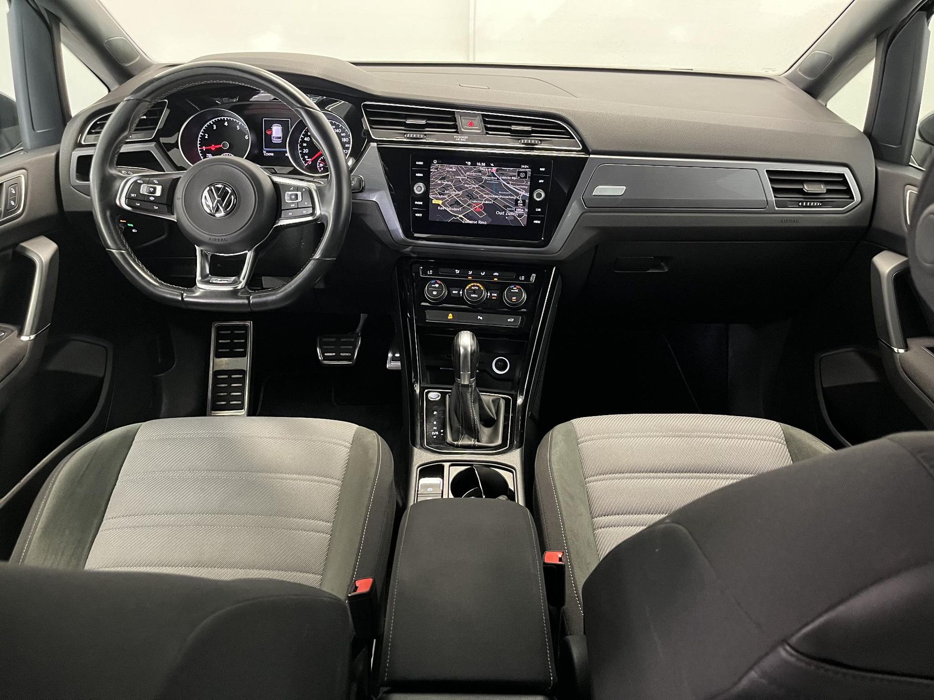 Volkswagen Touran met kenteken ZJ-614-D – interieur