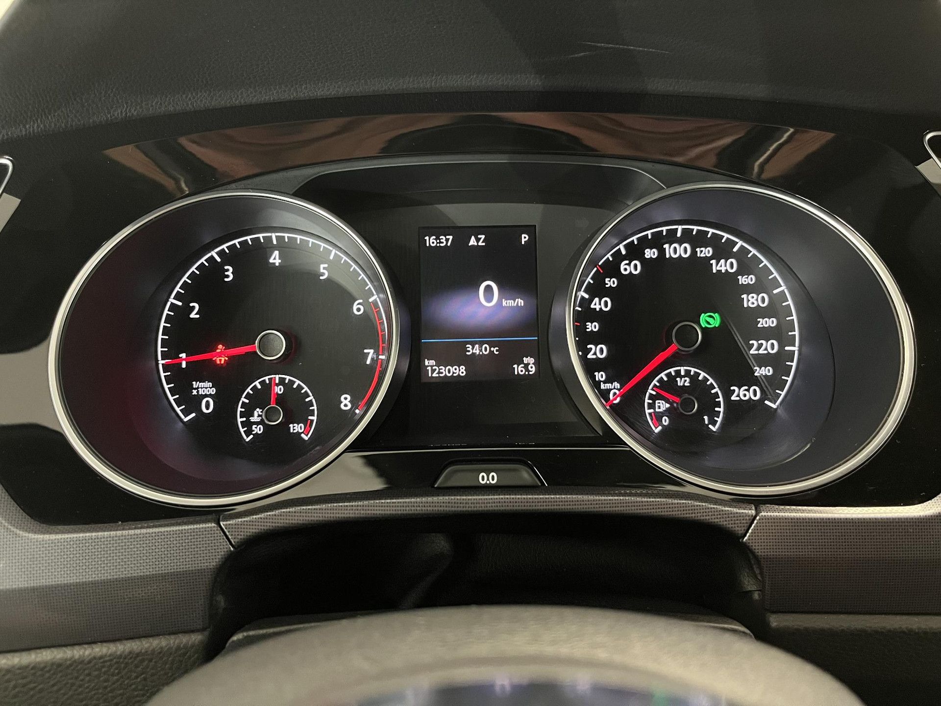 Volkswagen Touran met kenteken ZJ-614-D – dashboard