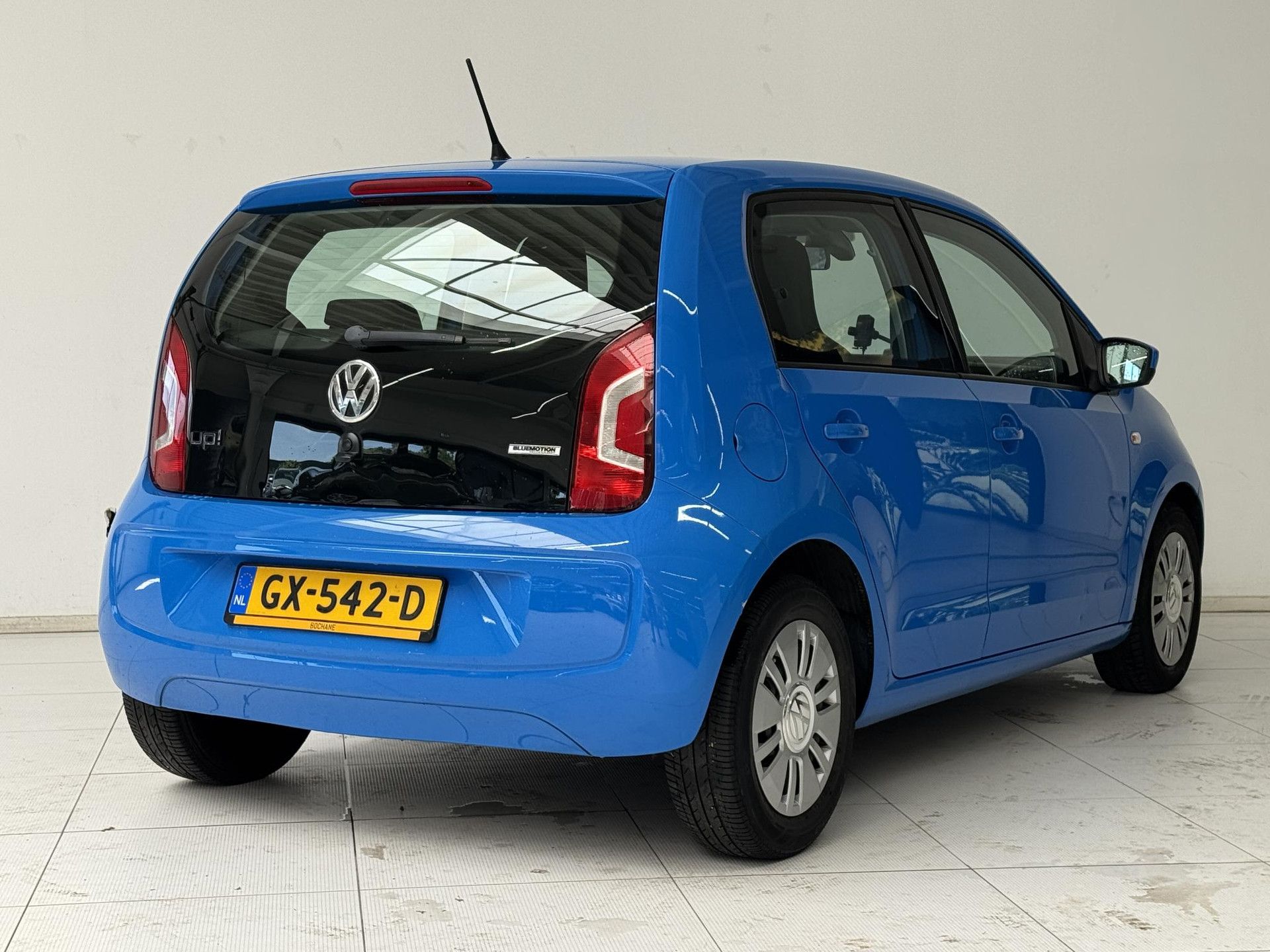 Volkswagen up! met kenteken GX-542-D – achteraanzicht