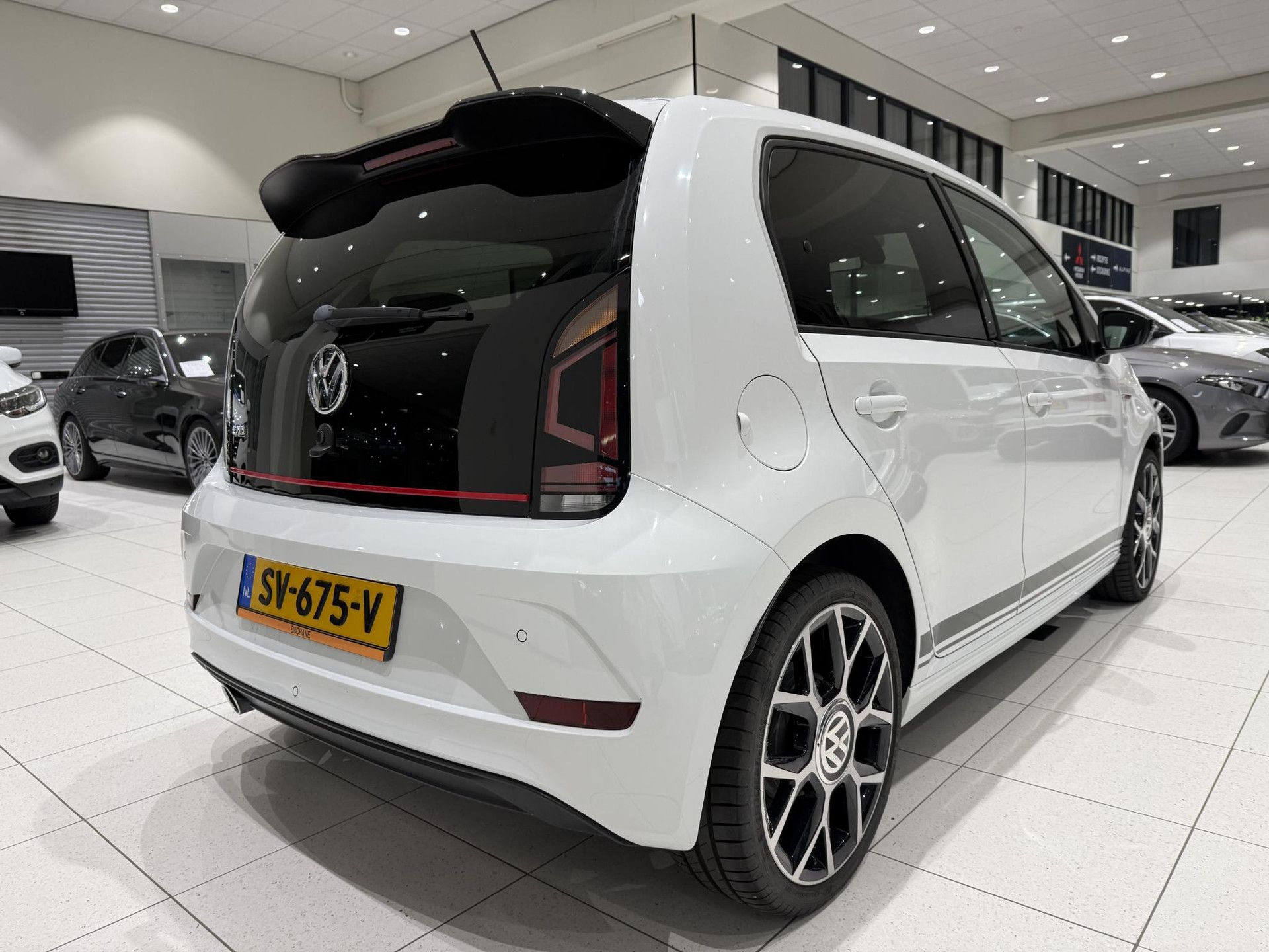 Volkswagen up! met kenteken SV-675-V – achteraanzicht