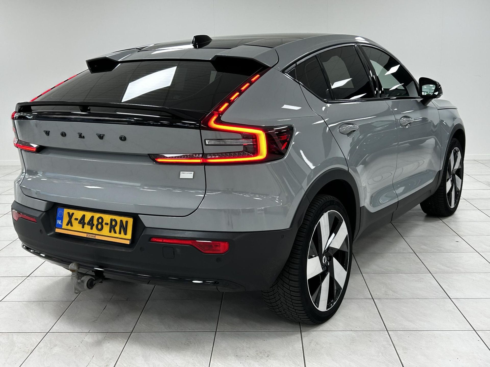 Volvo C40 met kenteken X-448-RN – achteraanzicht