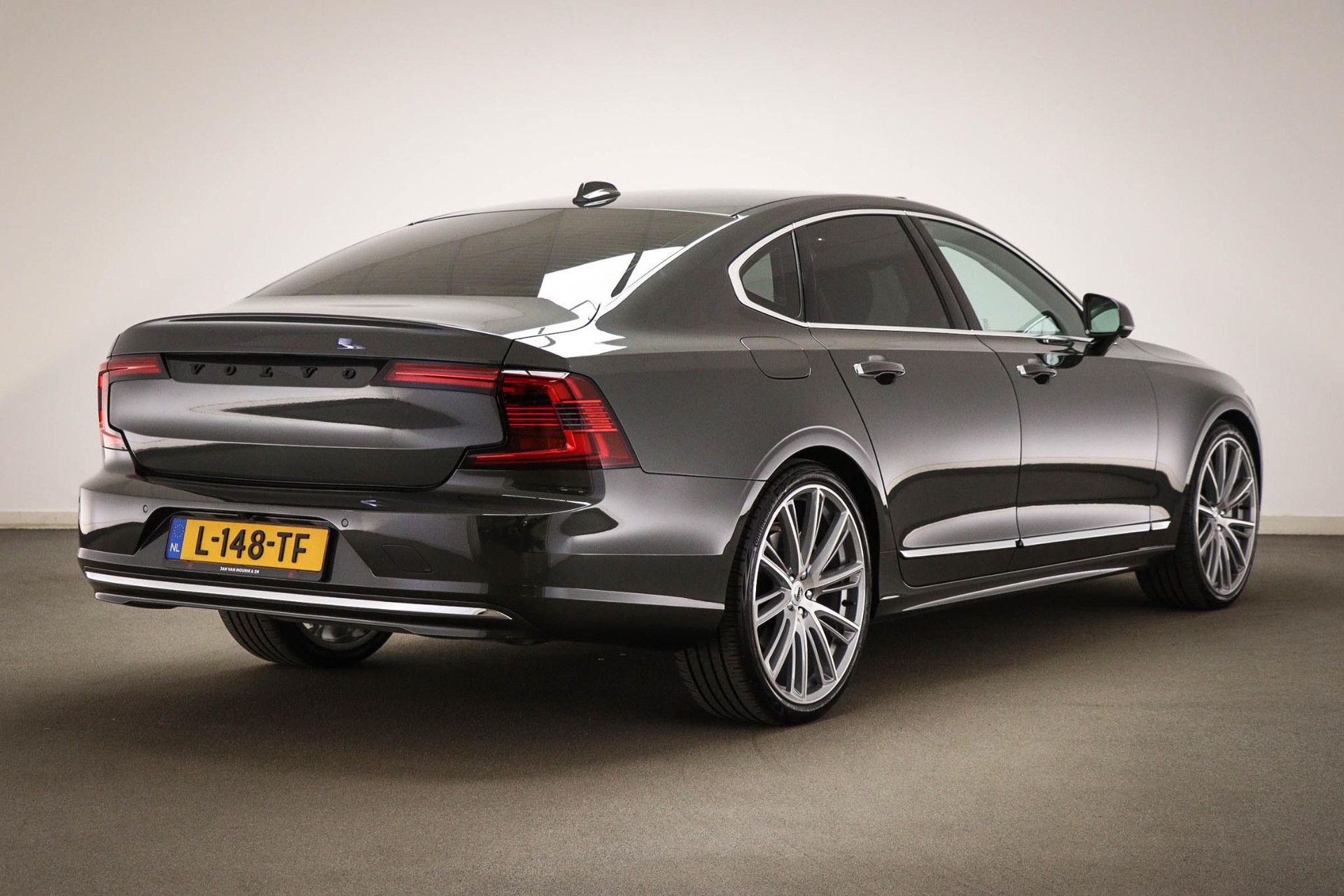 Volvo S90 met kenteken L-148-TF – achteraanzicht