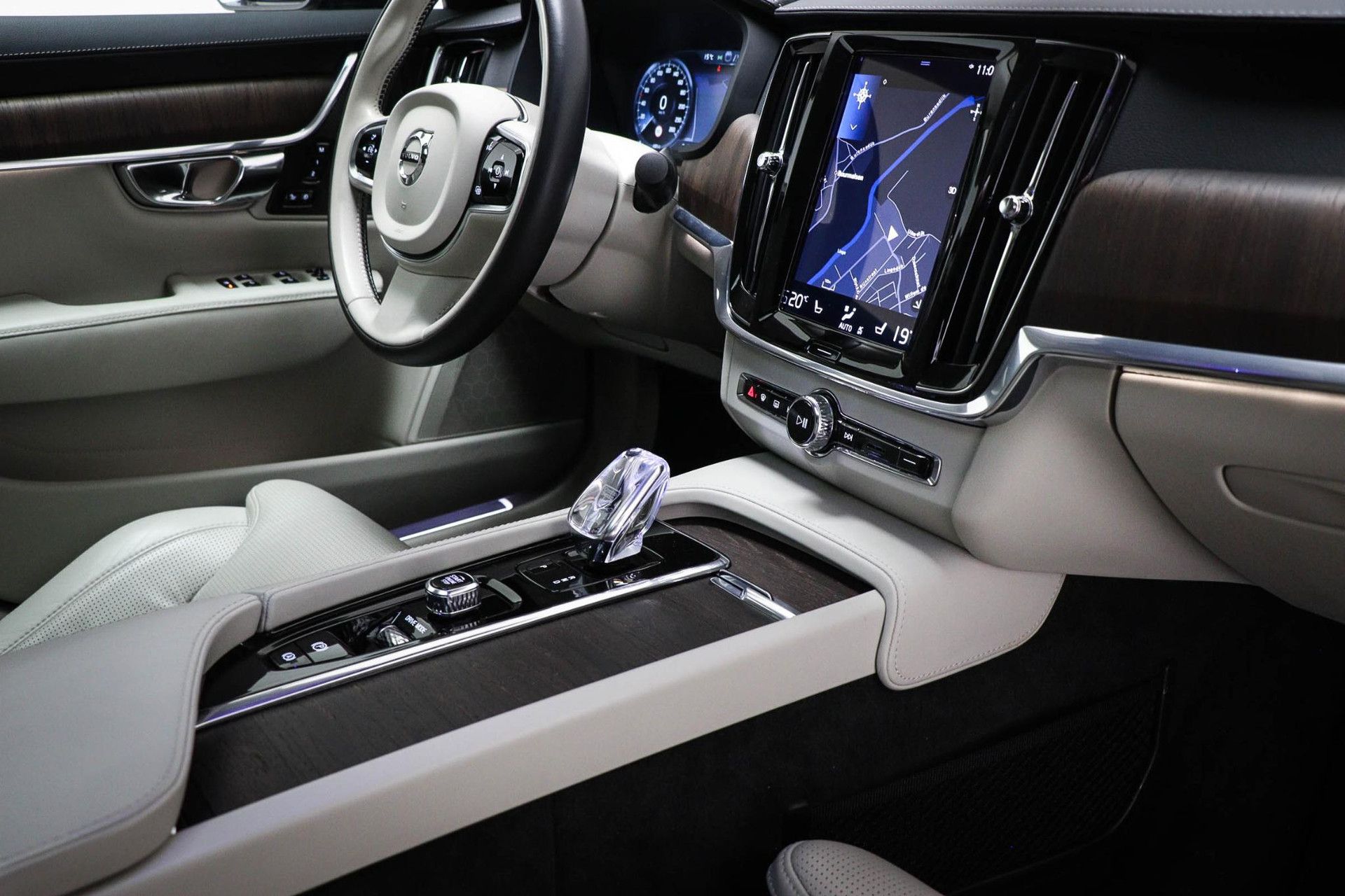 Volvo S90 met kenteken L-148-TF – dashboard
