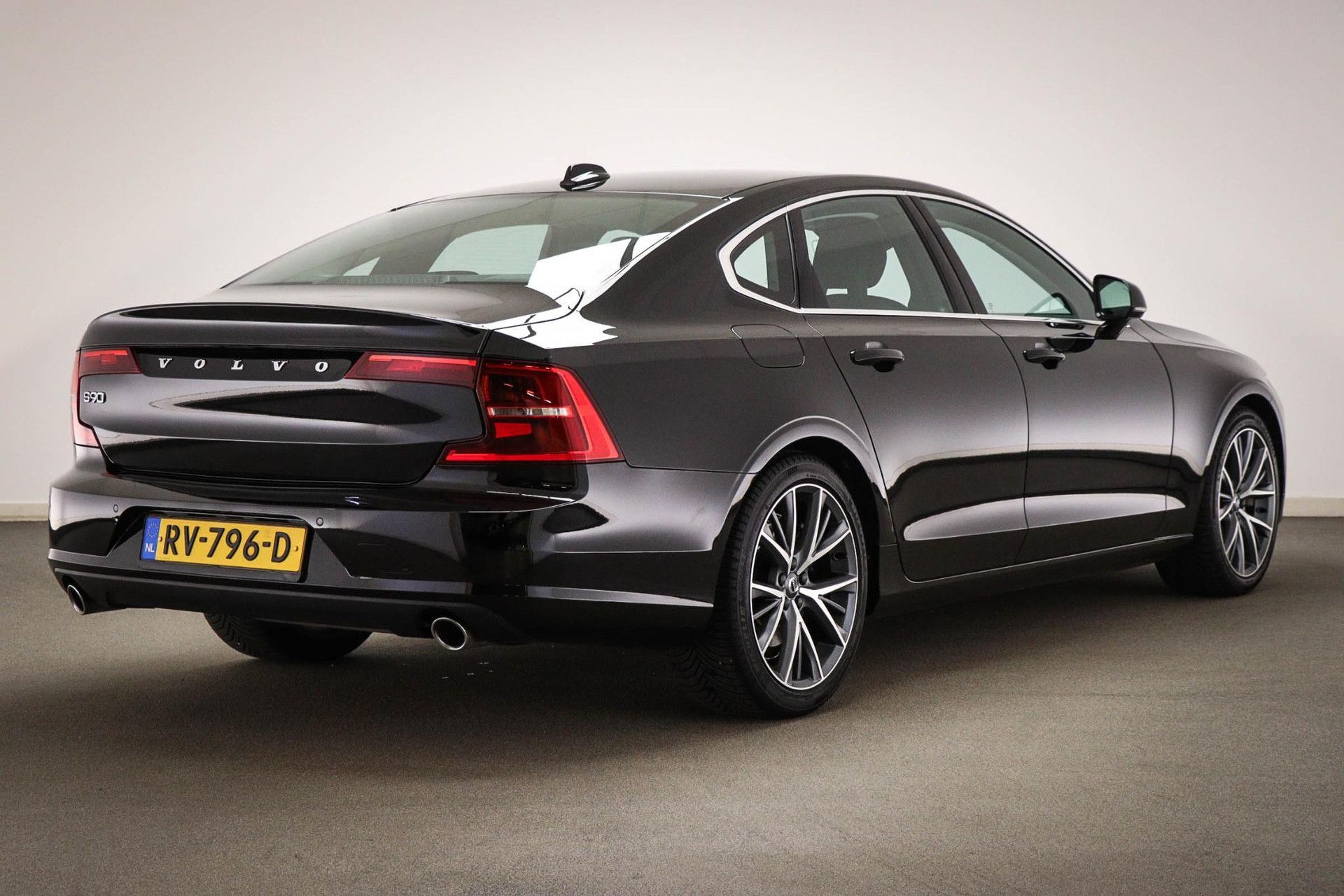 Volvo S90 met kenteken RV-796-D – achteraanzicht