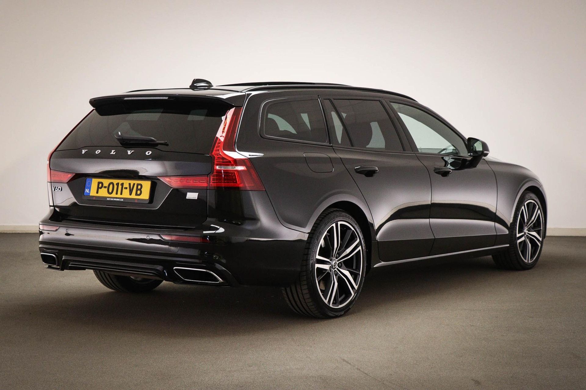 Volvo V60 met kenteken P-011-VB – achteraanzicht