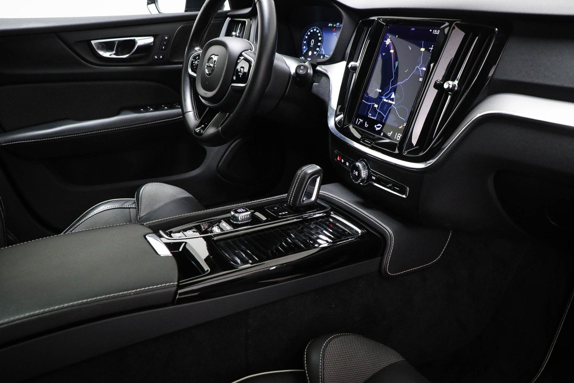 Volvo V60 met kenteken P-011-VB – dashboard