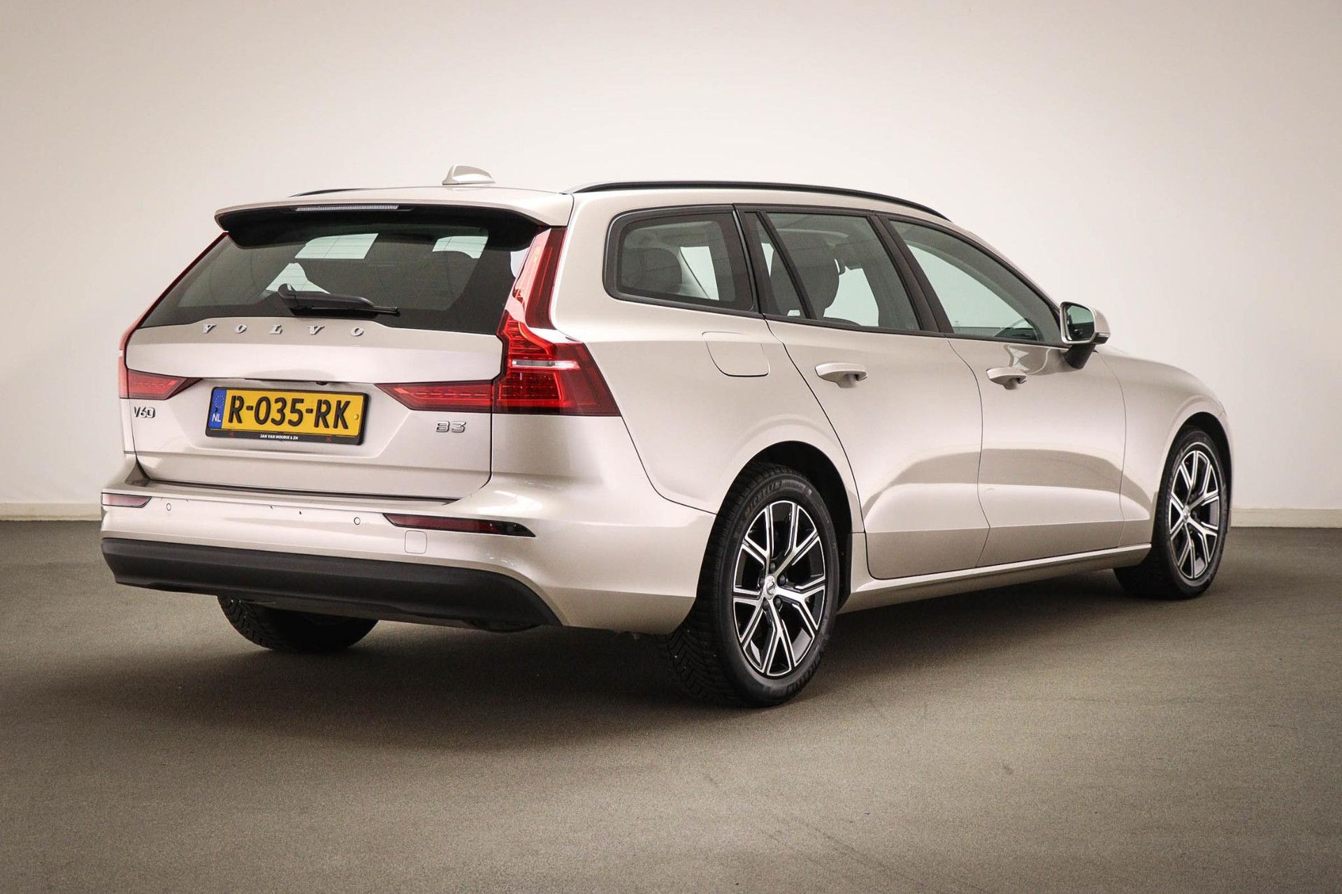 Volvo V60 met kenteken R-035-RK – achteraanzicht