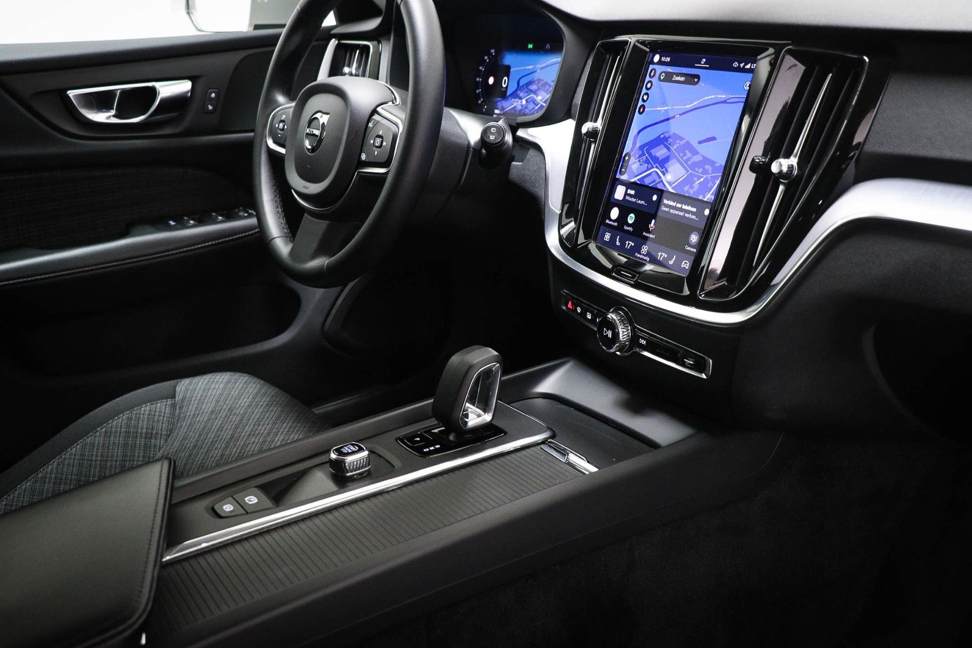 Volvo V60 met kenteken R-035-RK – interieur