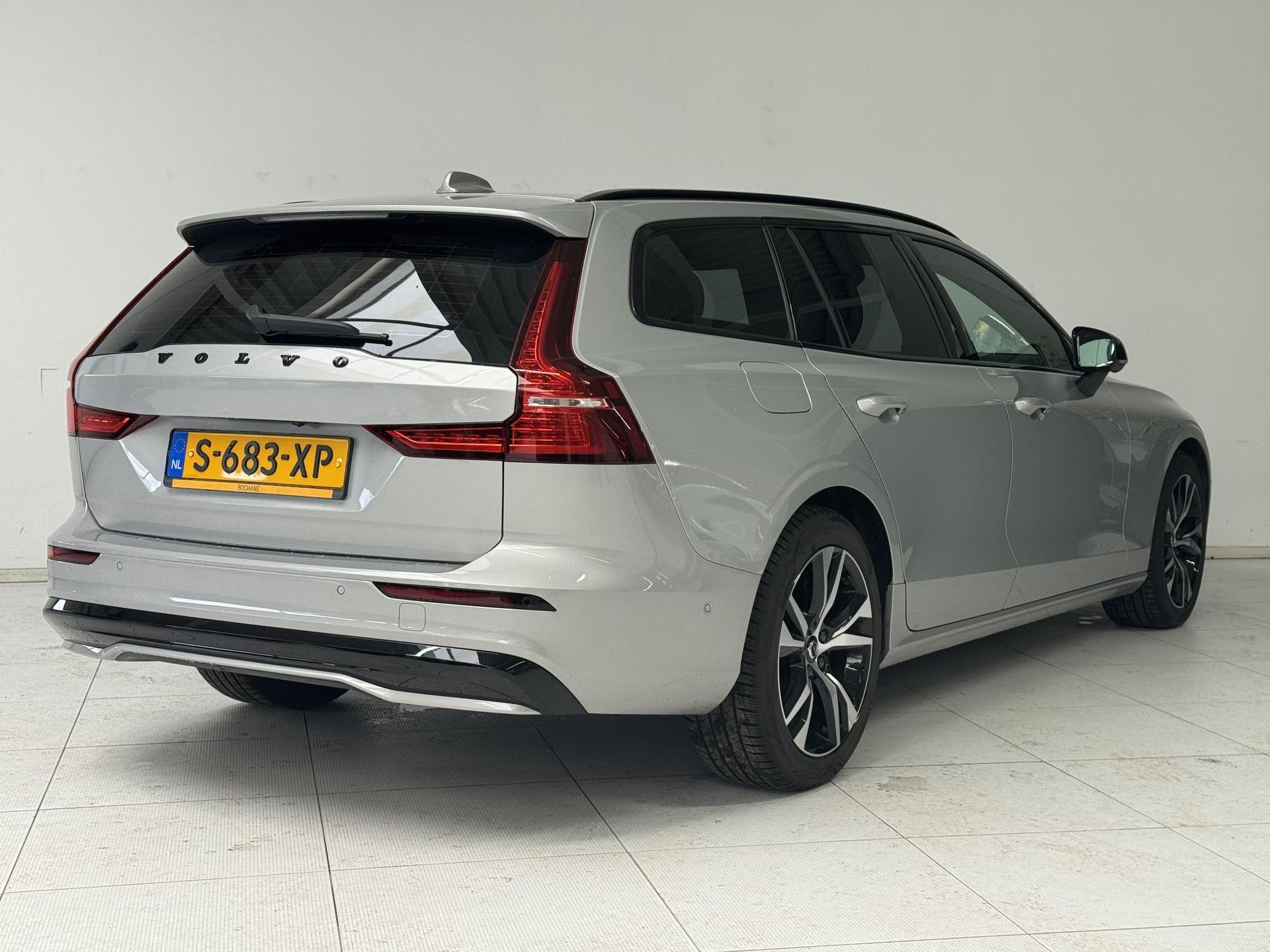 Volvo V60 met kenteken S-683-XP – achteraanzicht