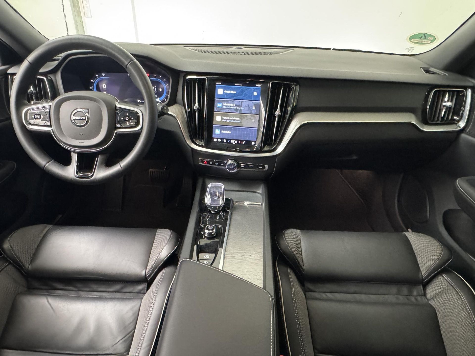 Volvo V60 met kenteken S-683-XP – interieur