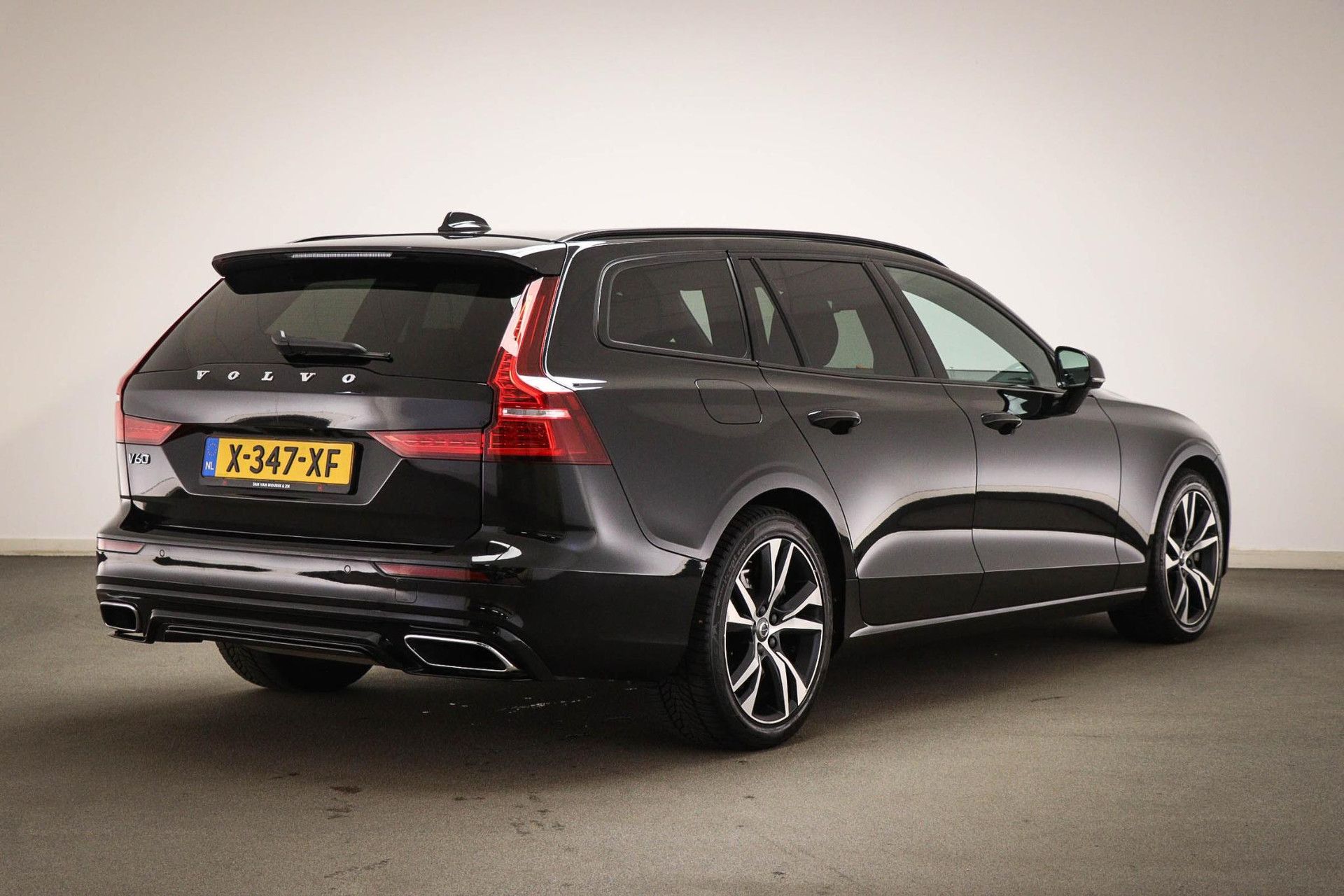 Volvo V60 met kenteken X-347-XF – achteraanzicht
