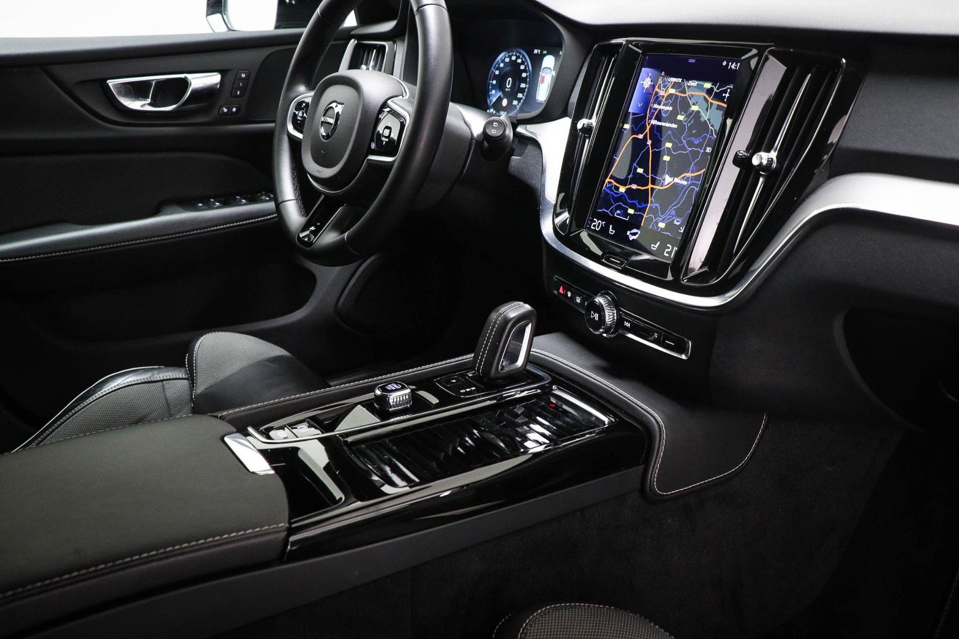 Volvo V60 met kenteken X-347-XF – interieur