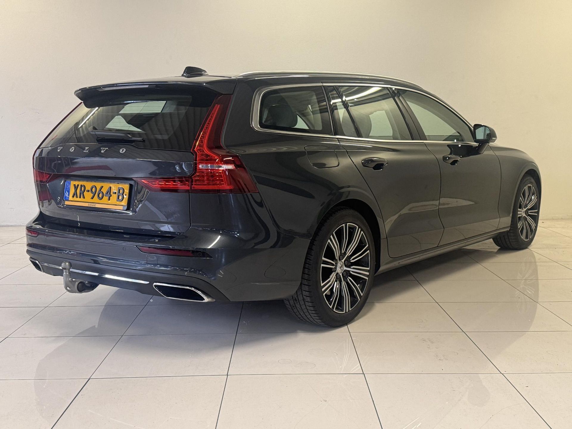 Volvo V60 met kenteken XR-964-B – achteraanzicht
