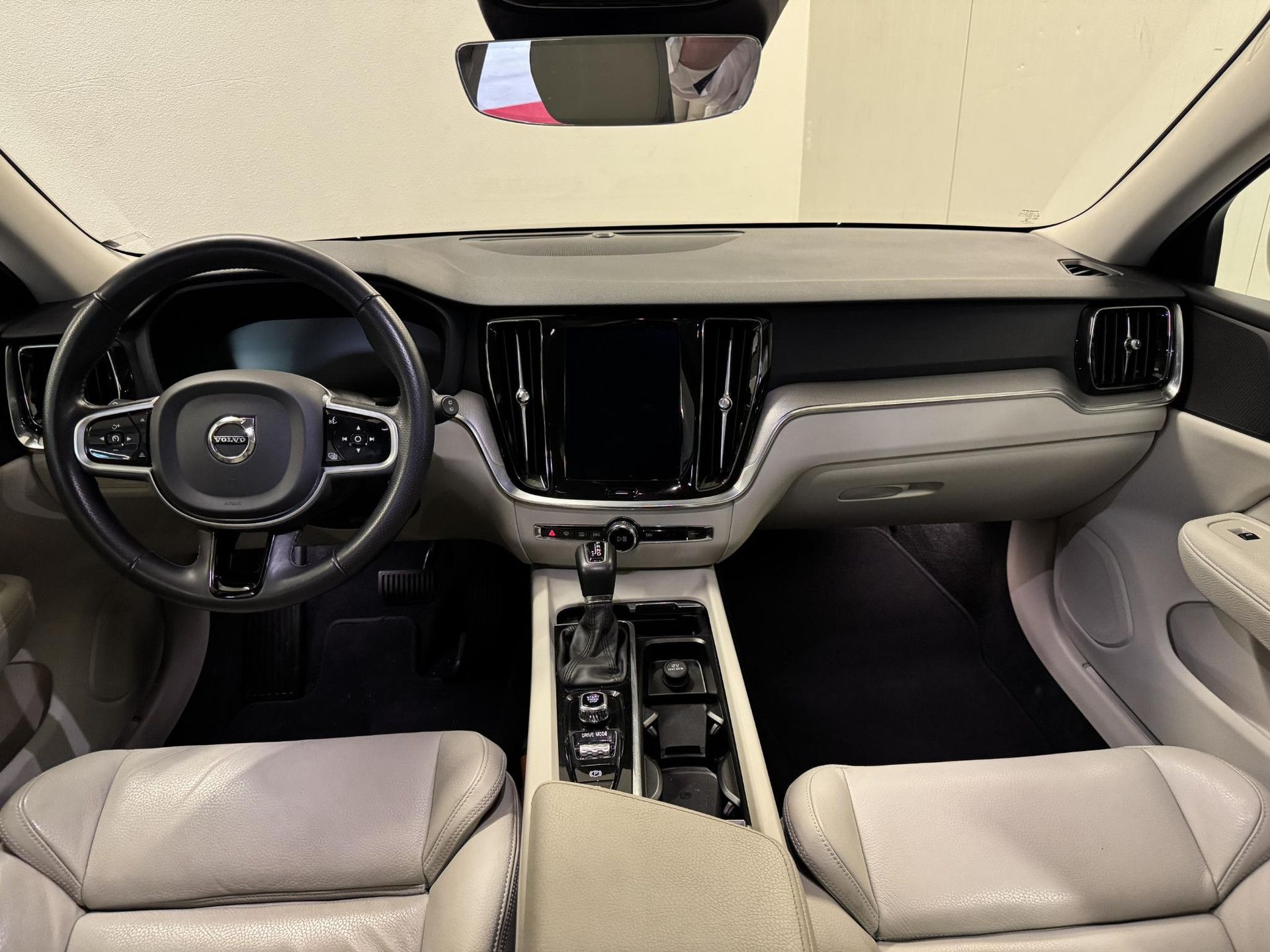 Volvo V60 met kenteken XR-964-B – interieur