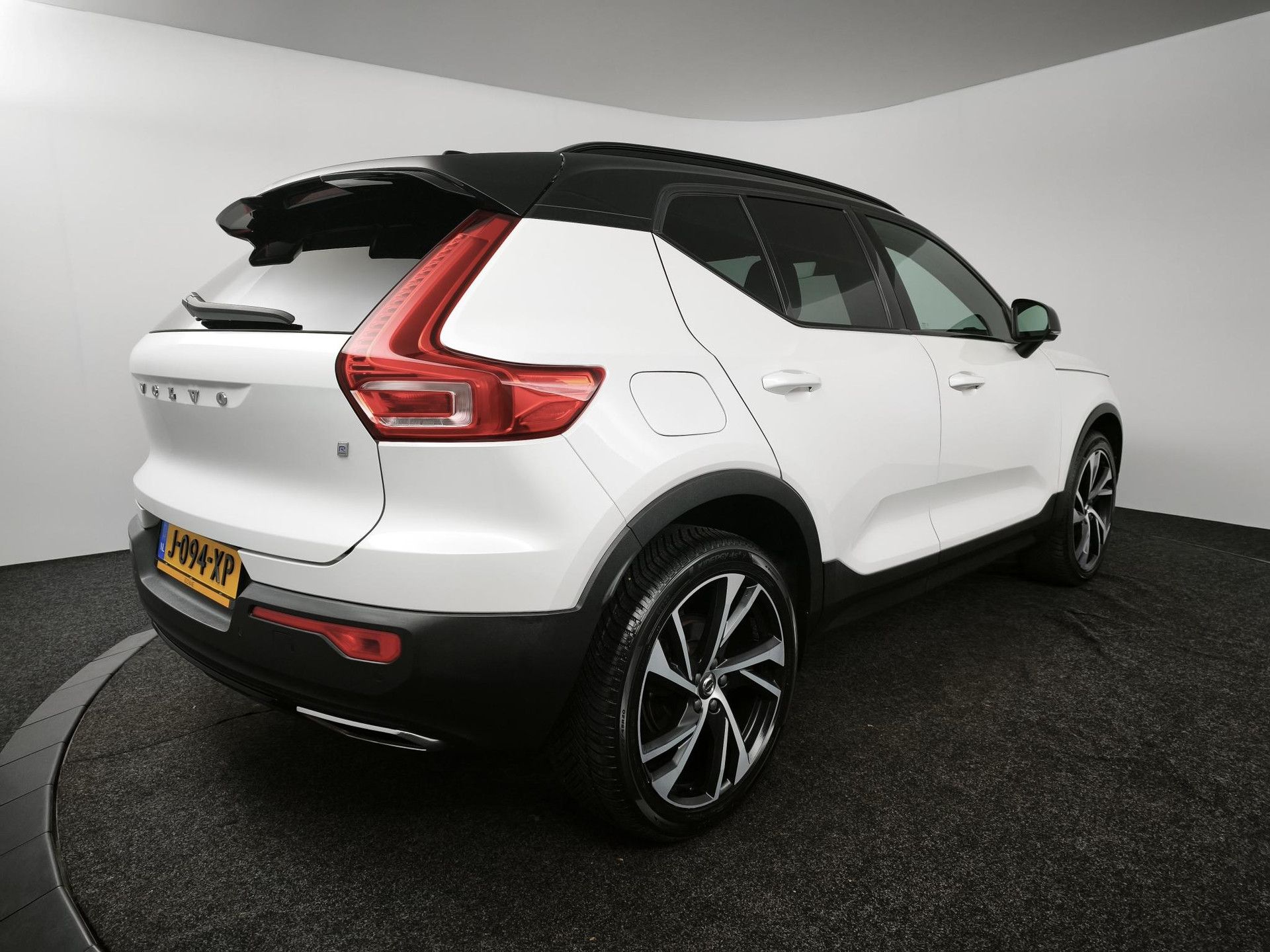 Volvo XC40 met kenteken J-094-XP – achteraanzicht