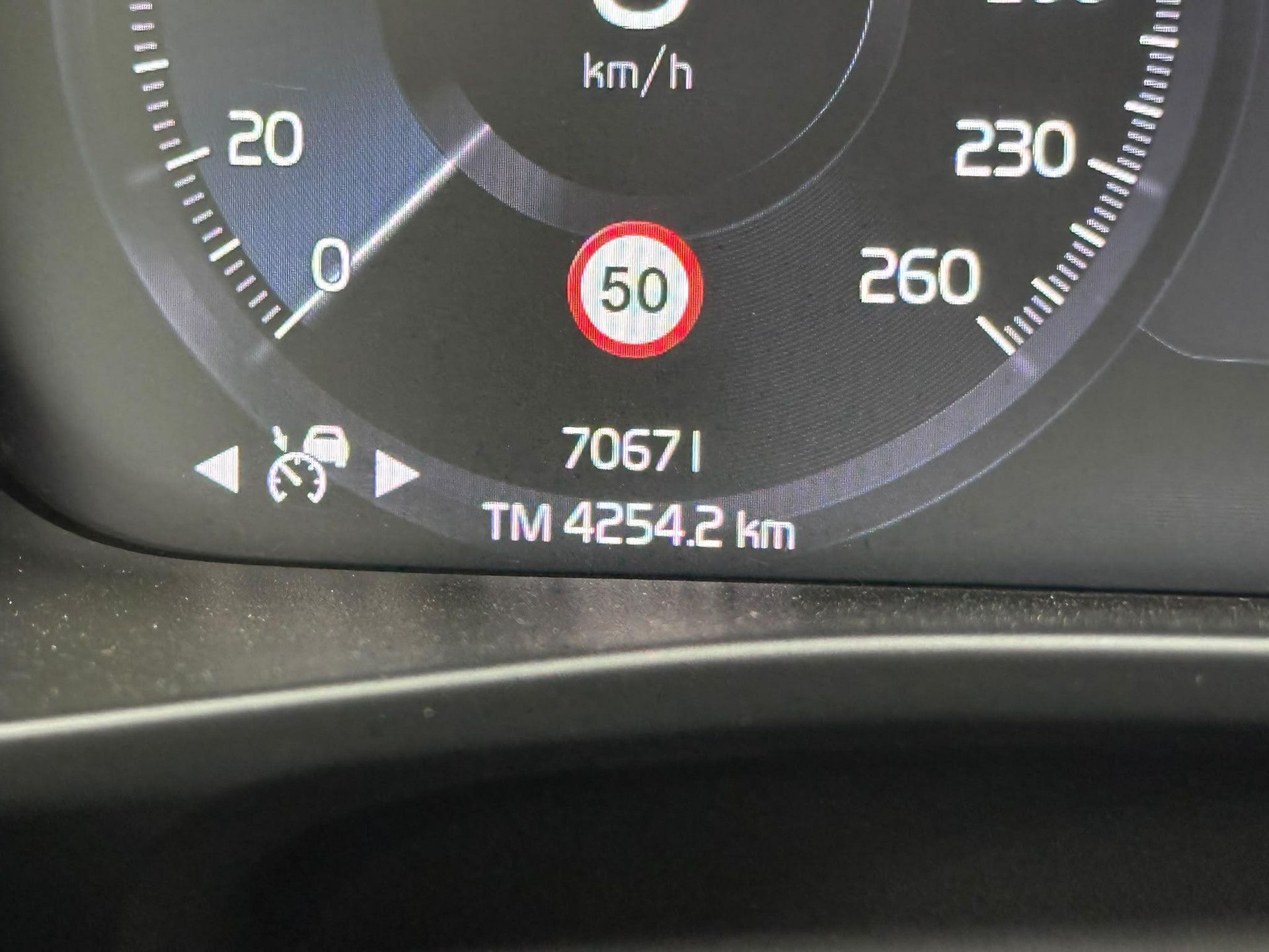 Volvo XC40 met kenteken L-183-DK – dashboard