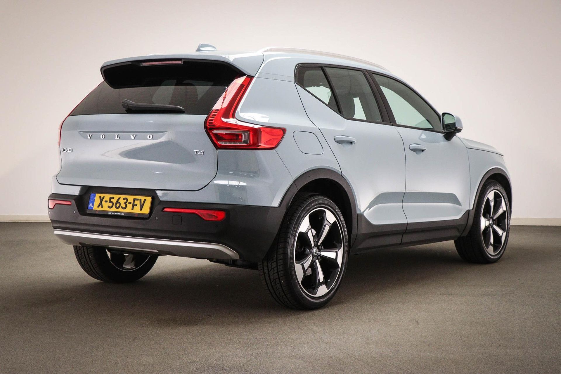 Volvo XC40 met kenteken X-563-FV – achteraanzicht