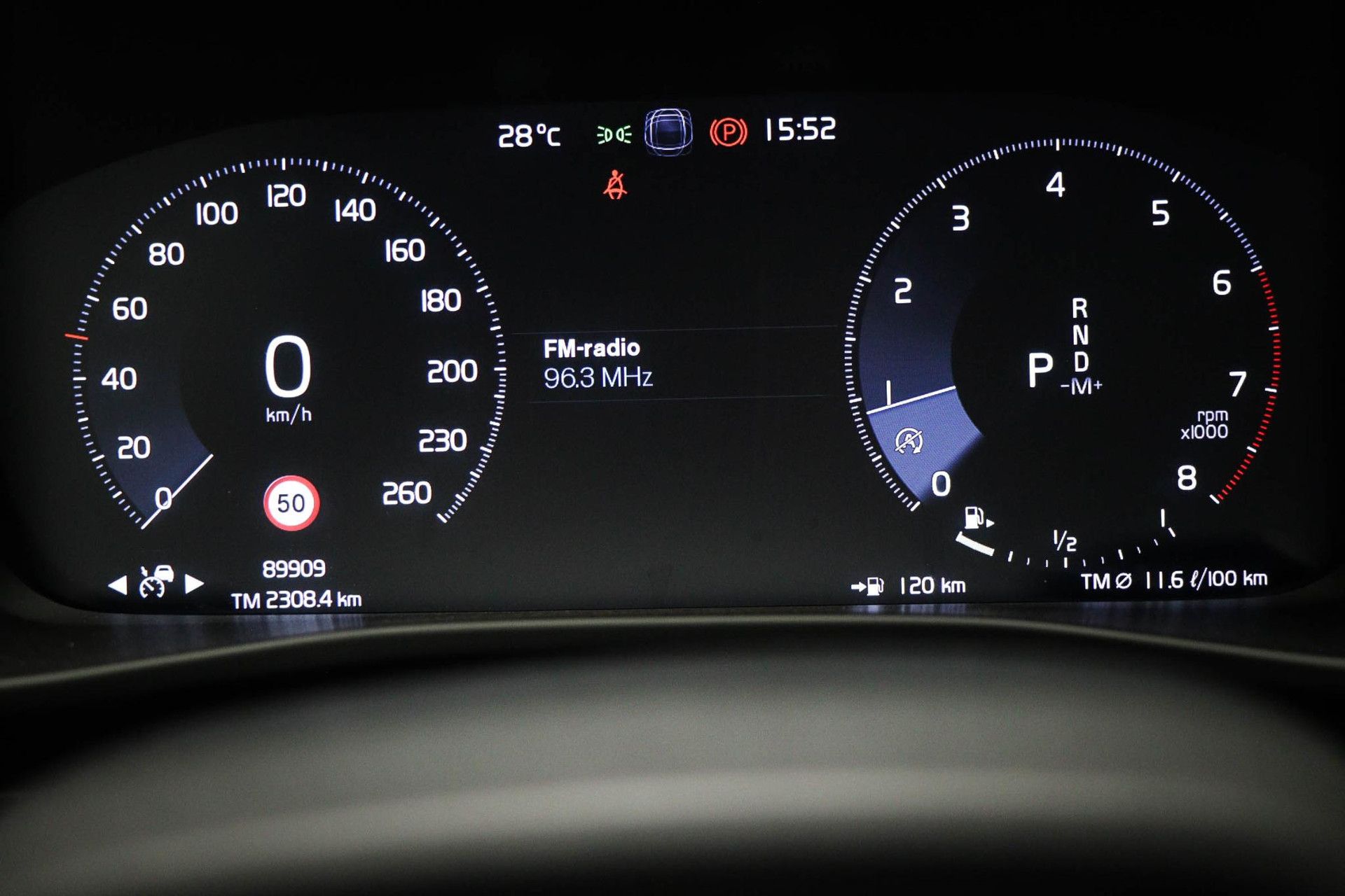 Volvo XC40 met kenteken X-563-FV – dashboard