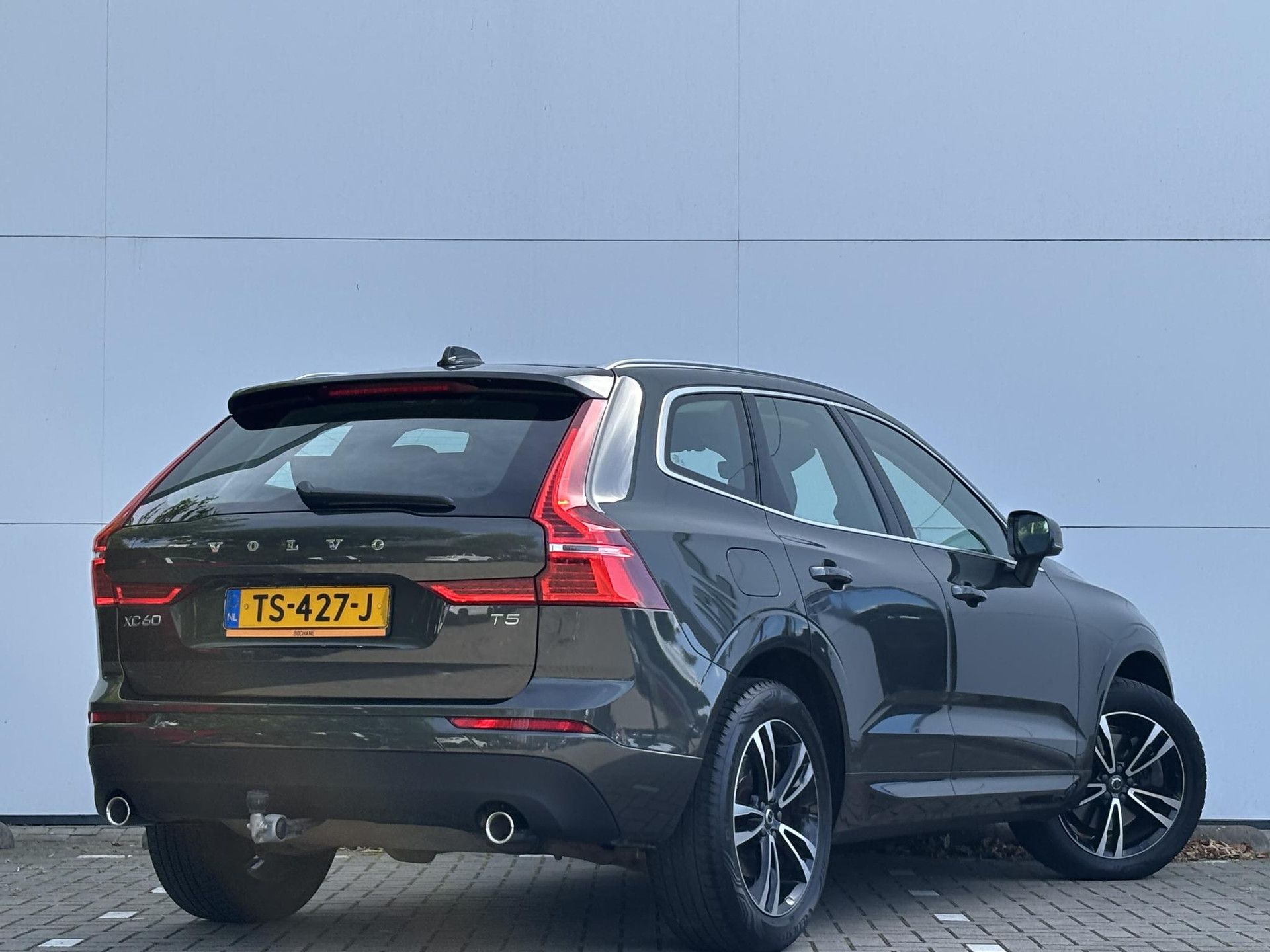 Volvo XC60 met kenteken TS-427-J – achteraanzicht
