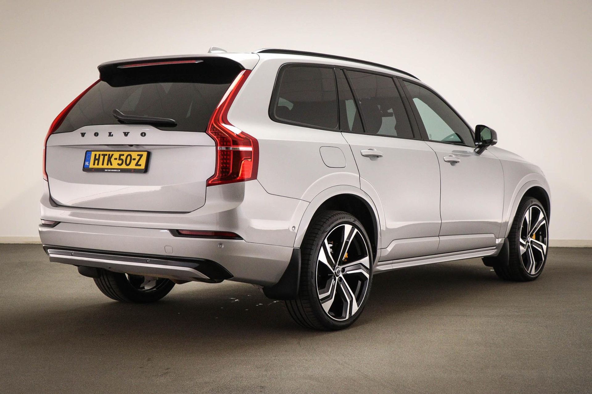 Volvo XC90 met kenteken HTK-50-Z – achteraanzicht