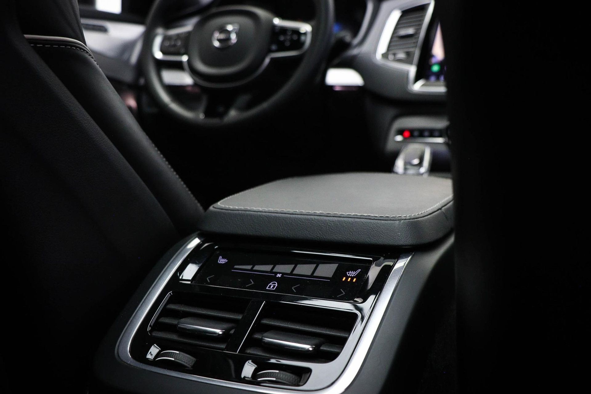 Volvo XC90 met kenteken HTK-50-Z – interieur