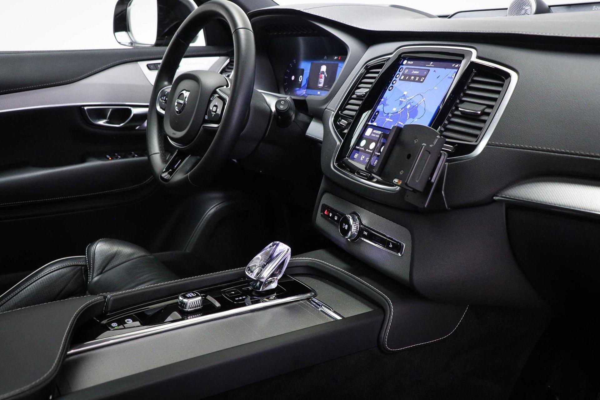 Volvo XC90 met kenteken HTK-50-Z – dashboard
