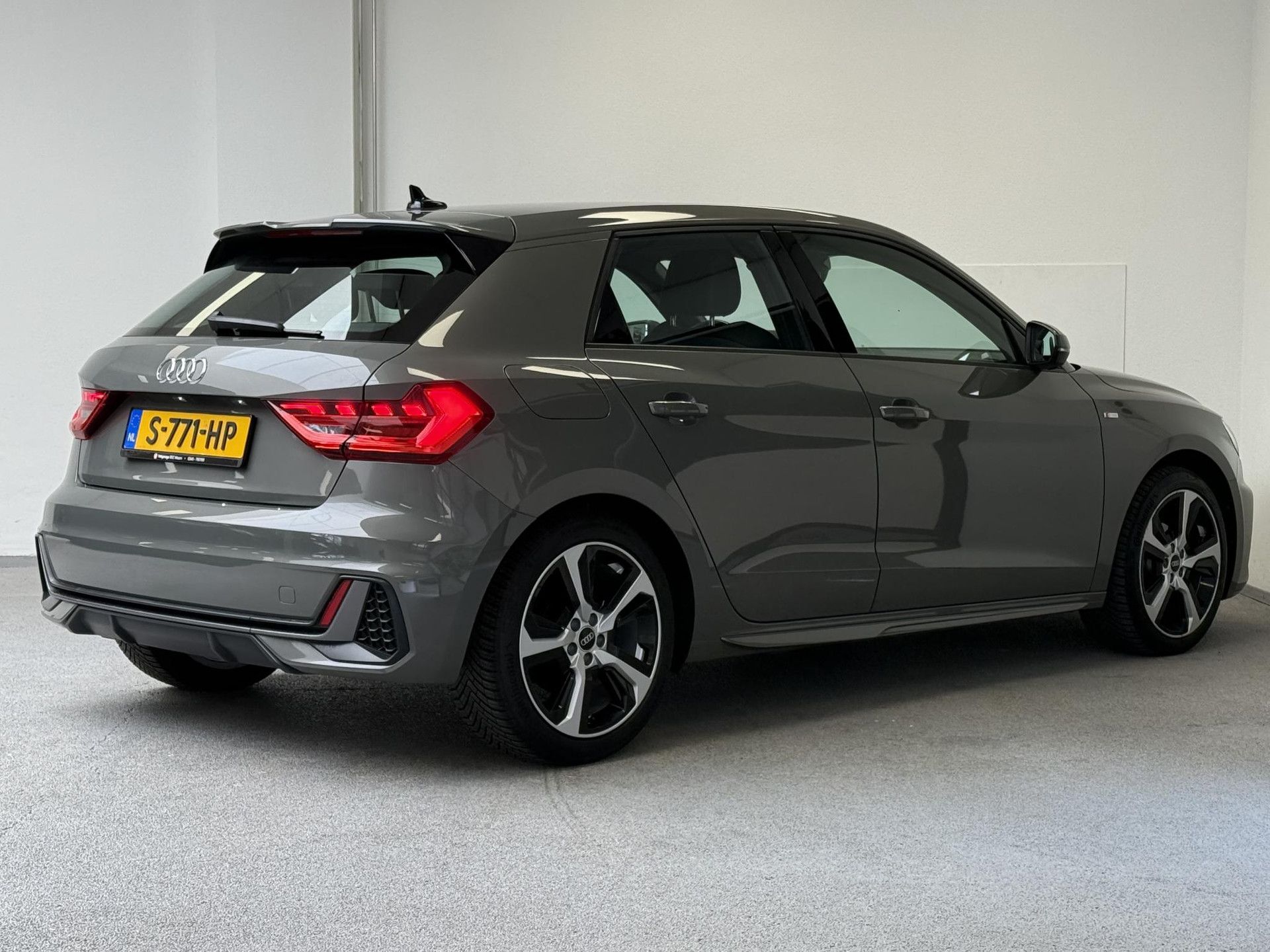 Audi A1Sportback met kenteken S-771-HP – achteraanzicht