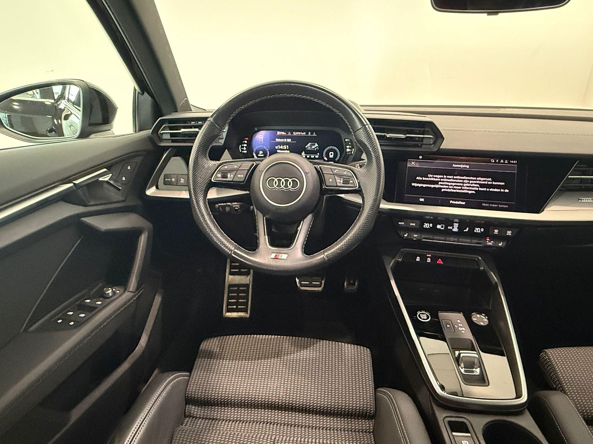 Audi A3 met kenteken N-456-GB – interieur