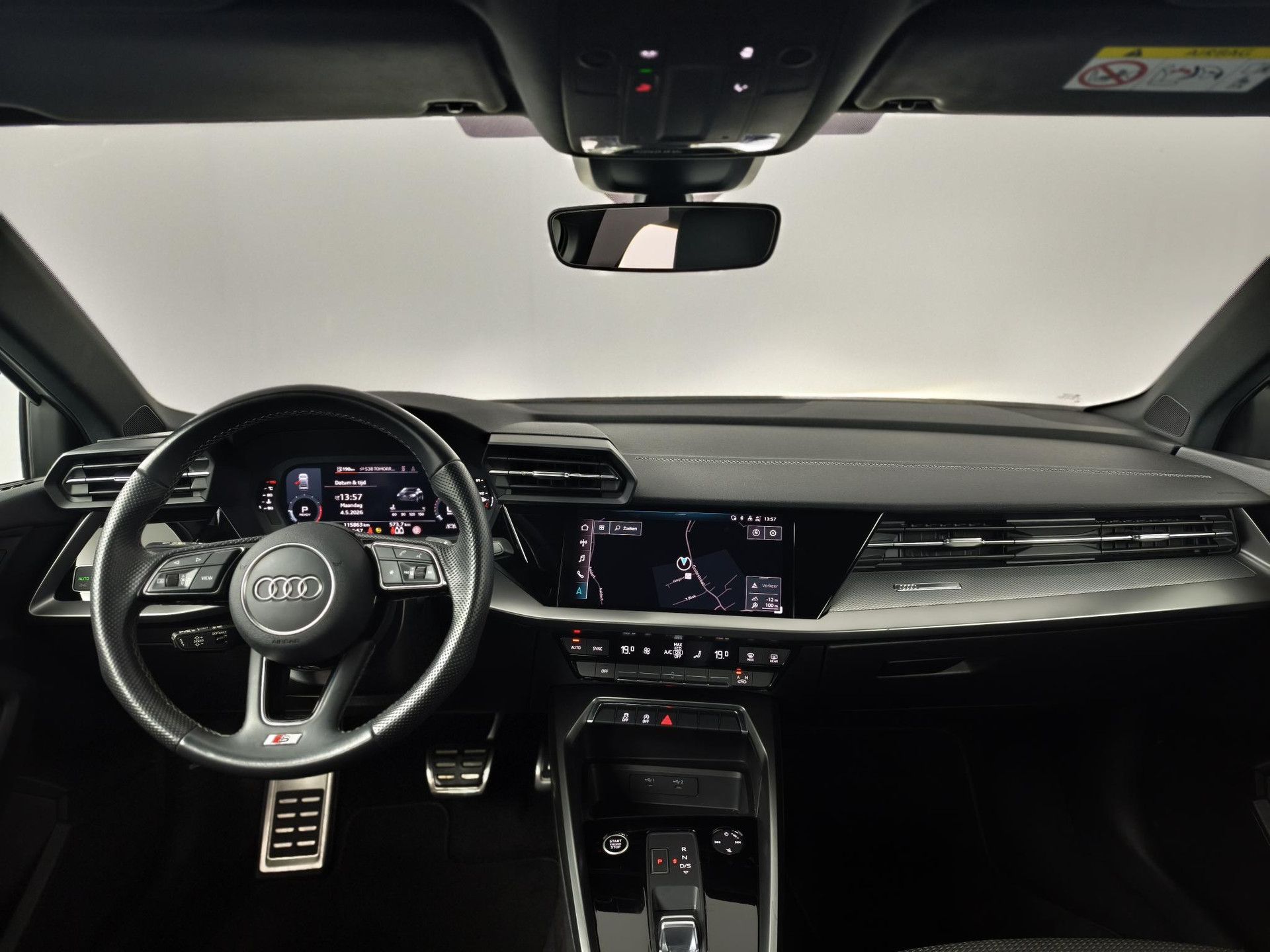 Audi A3 met kenteken P-230-HB – interieur