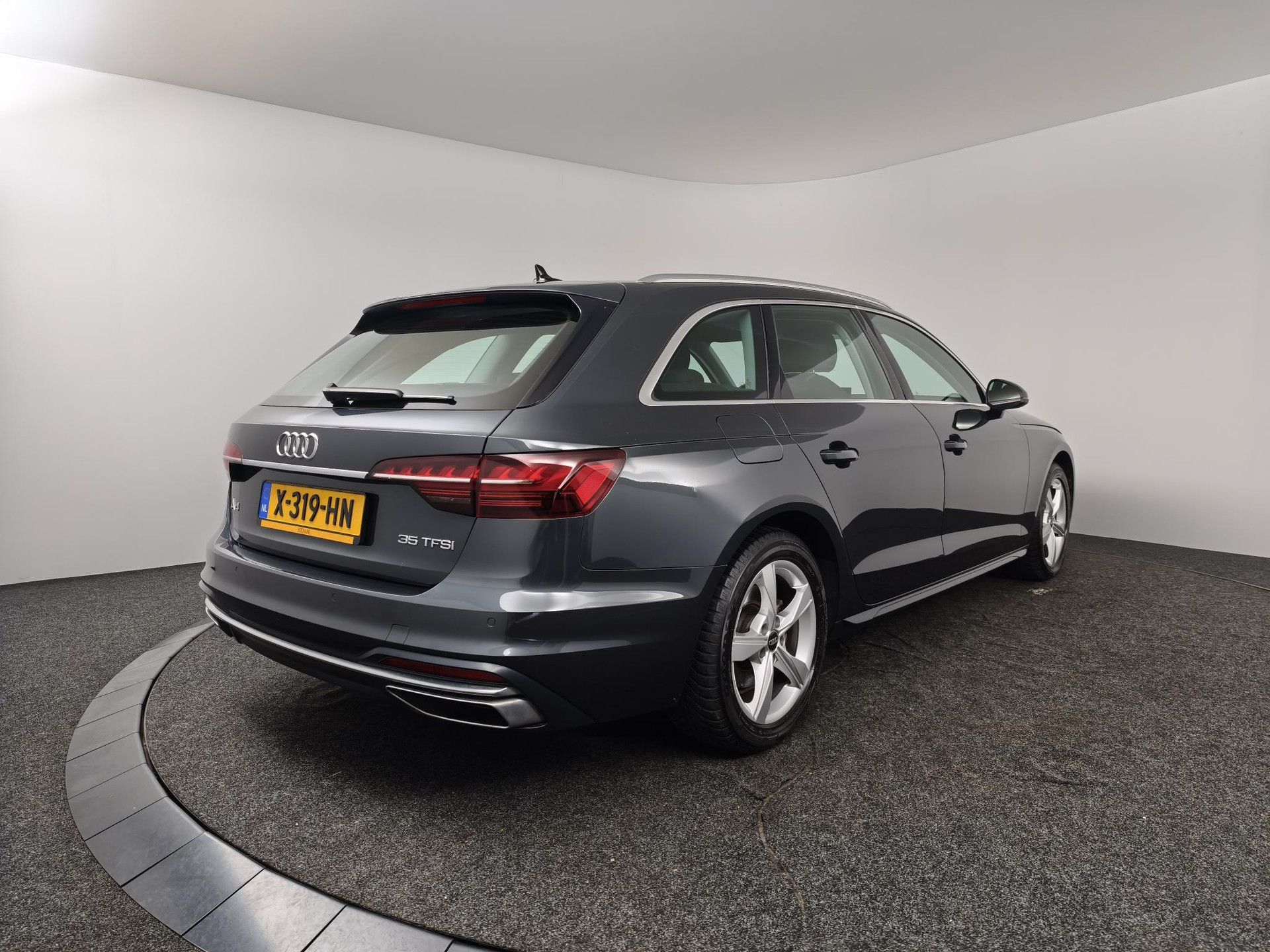 Audi A4 met kenteken X-319-HN – achteraanzicht