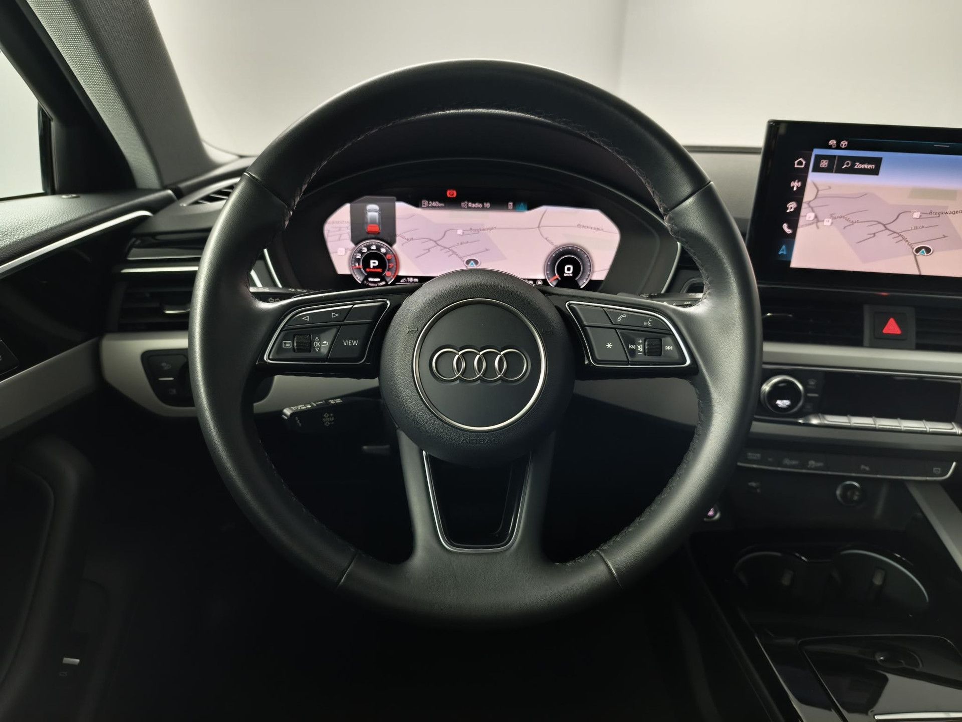 Audi A4 met kenteken X-319-HN – interieur