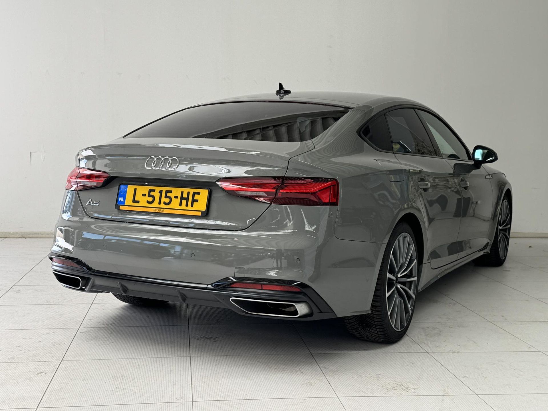 Audi A5 met kenteken L-515-HF – achteraanzicht