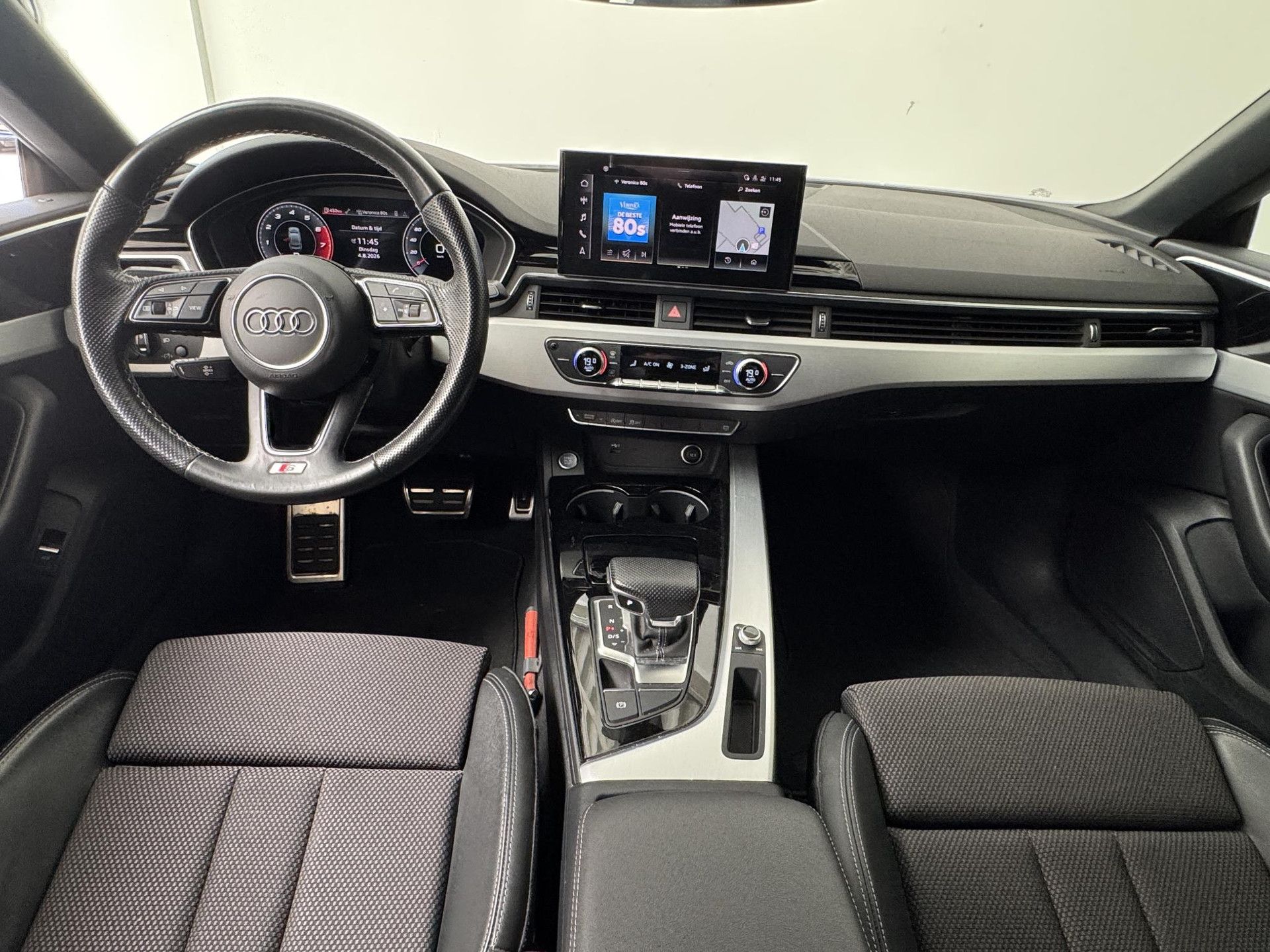 Audi A5 met kenteken L-515-HF – interieur