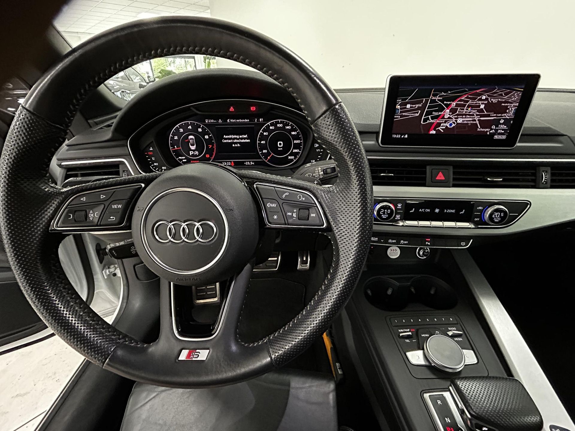 Audi A5 met kenteken TF-330-P – interieur