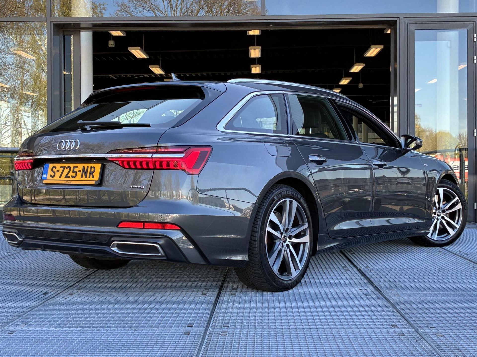 Audi A6 met kenteken S-725-NR – achteraanzicht