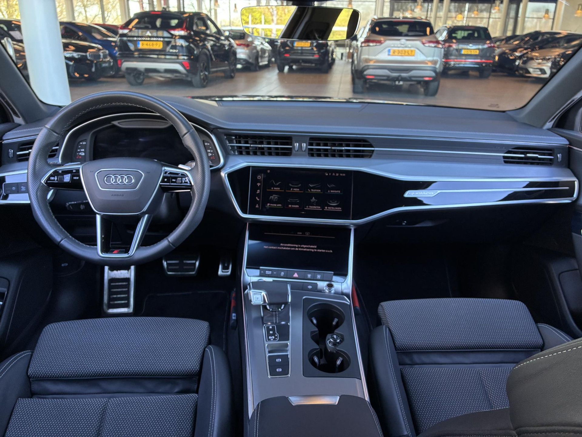 Audi A6 met kenteken S-725-NR – interieur