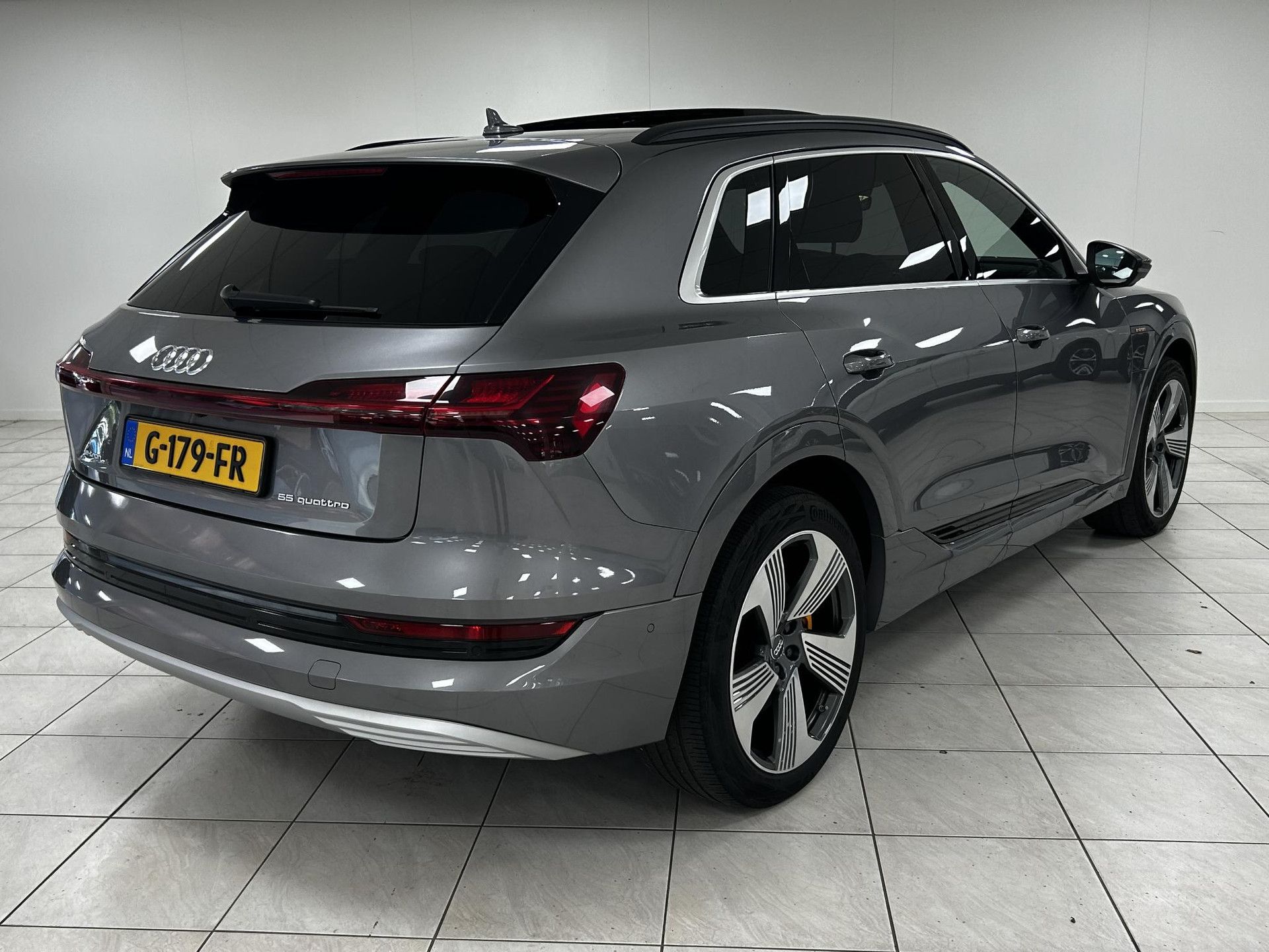Audi e-tron met kenteken G-179-FR – achteraanzicht