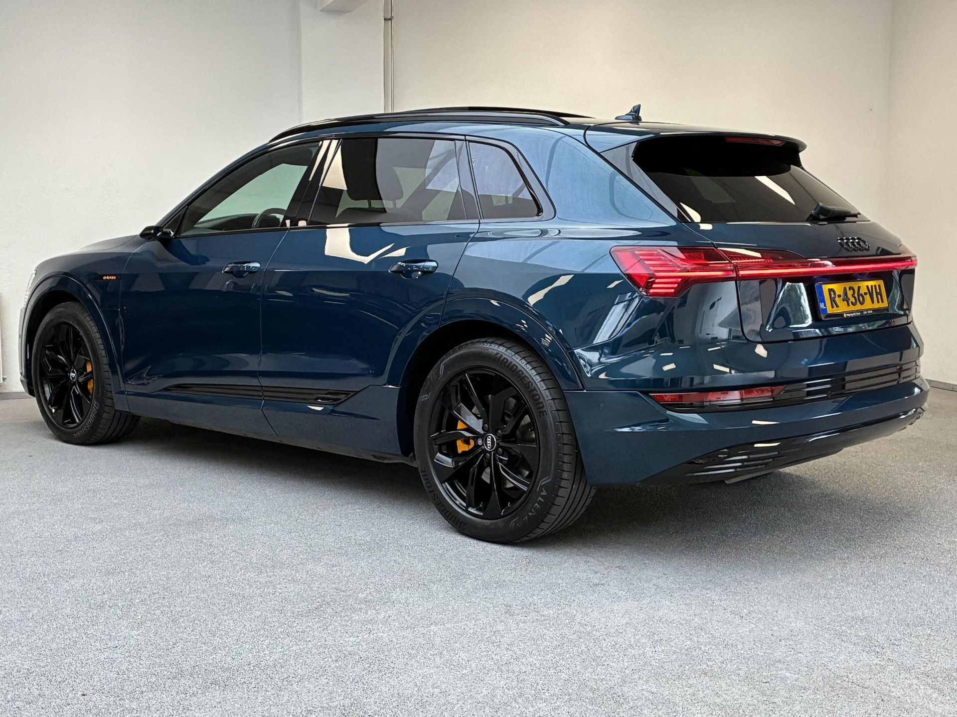 Audi e-tron met kenteken R-436-VH – achteraanzicht